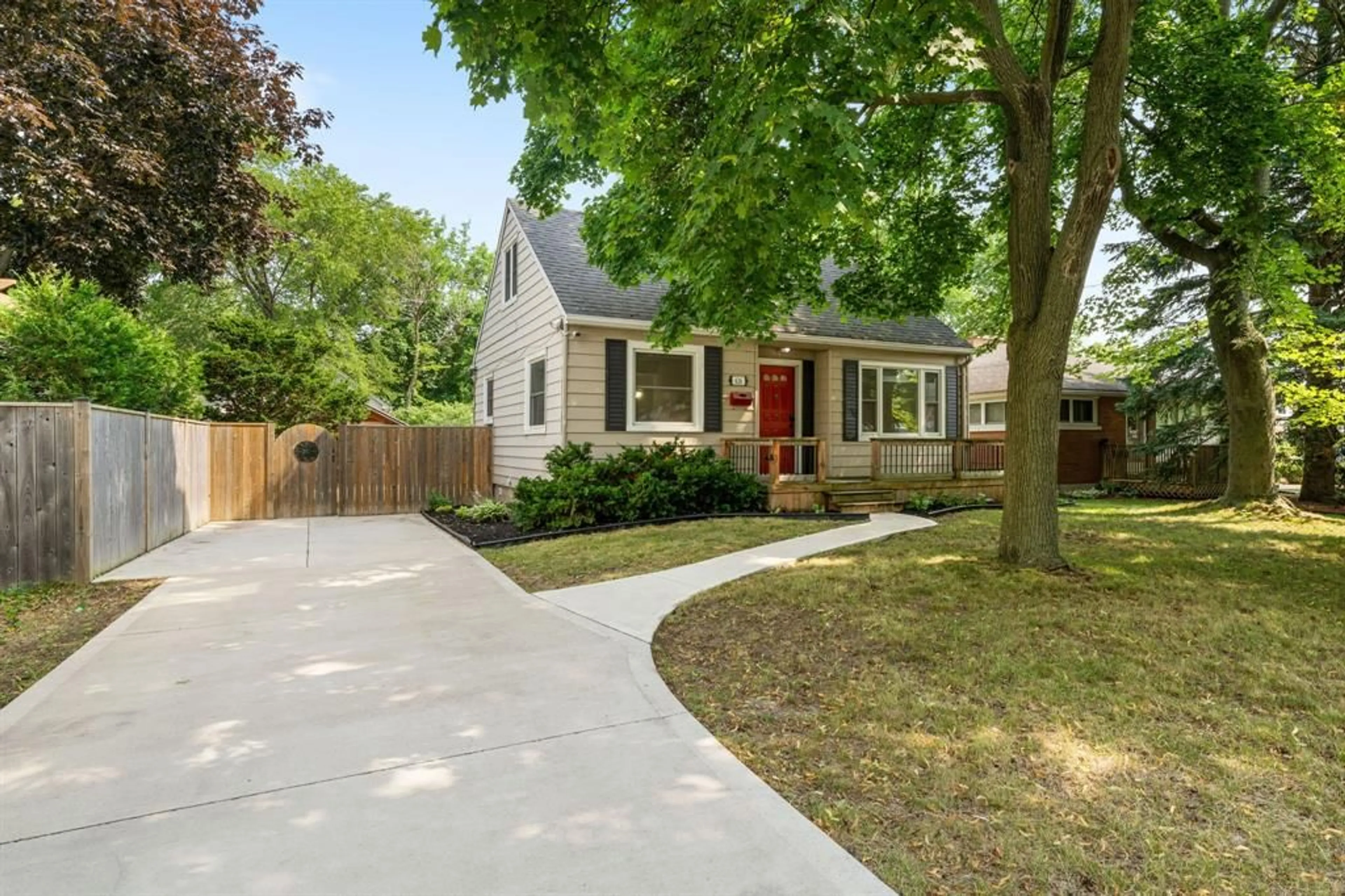 Home with brick exterior material, street for 626 CATHCART Blvd, Sarnia Ontario N7V 2N4