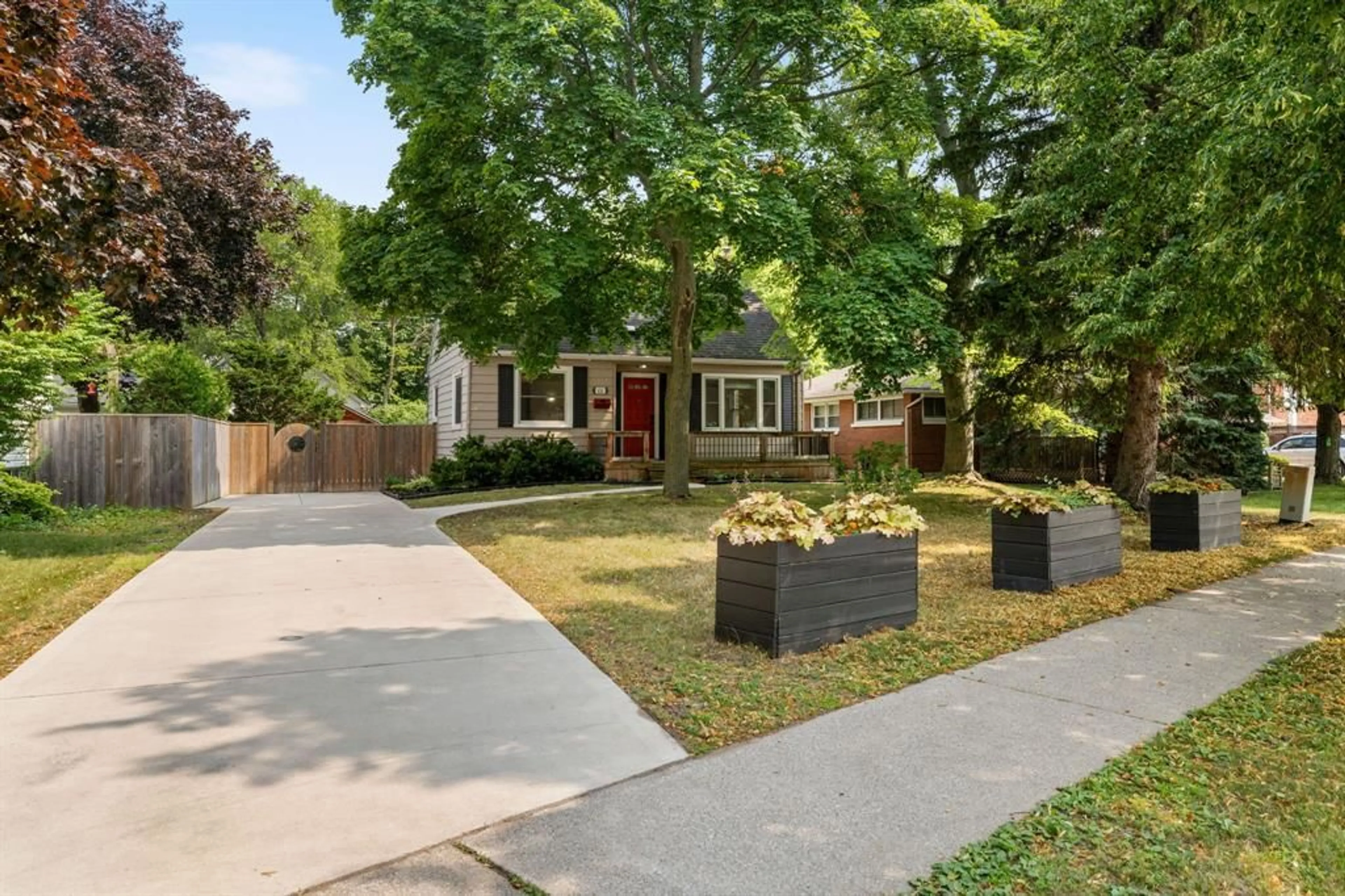 Home with brick exterior material, street for 626 CATHCART Blvd, Sarnia Ontario N7V 2N4