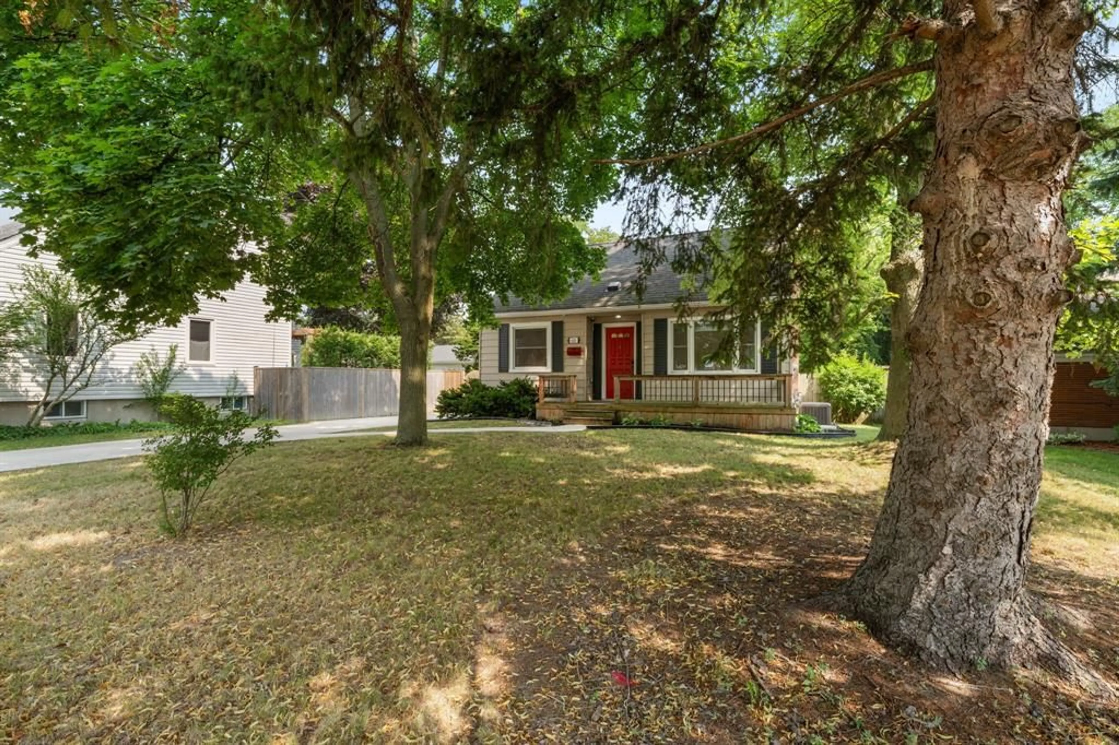 Home with vinyl exterior material, street for 626 CATHCART Blvd, Sarnia Ontario N7V 2N4
