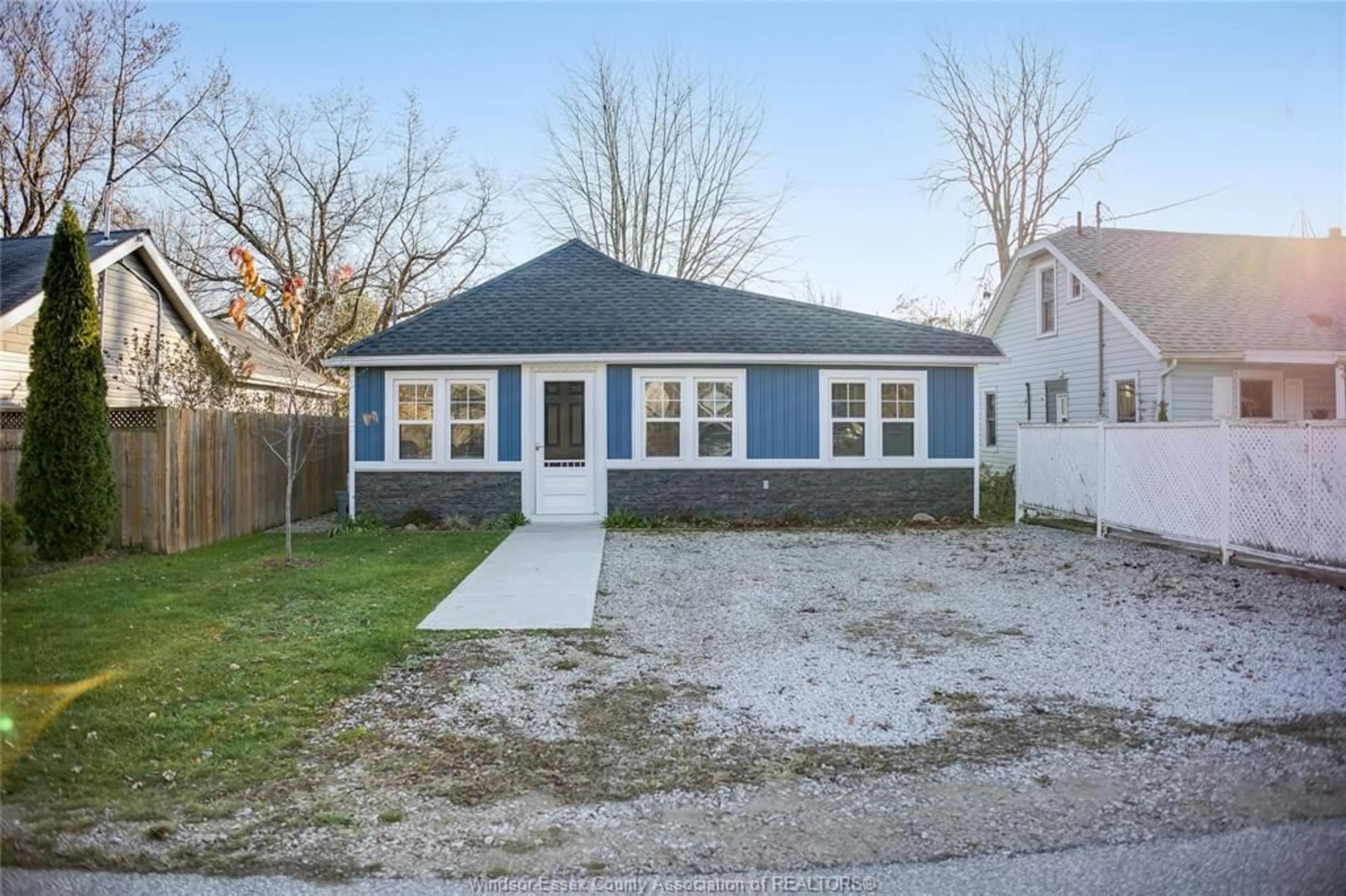 Home with brick exterior material, street for 1045 SYCAMORE Ave, Kingsville Ontario N9Y 3V3