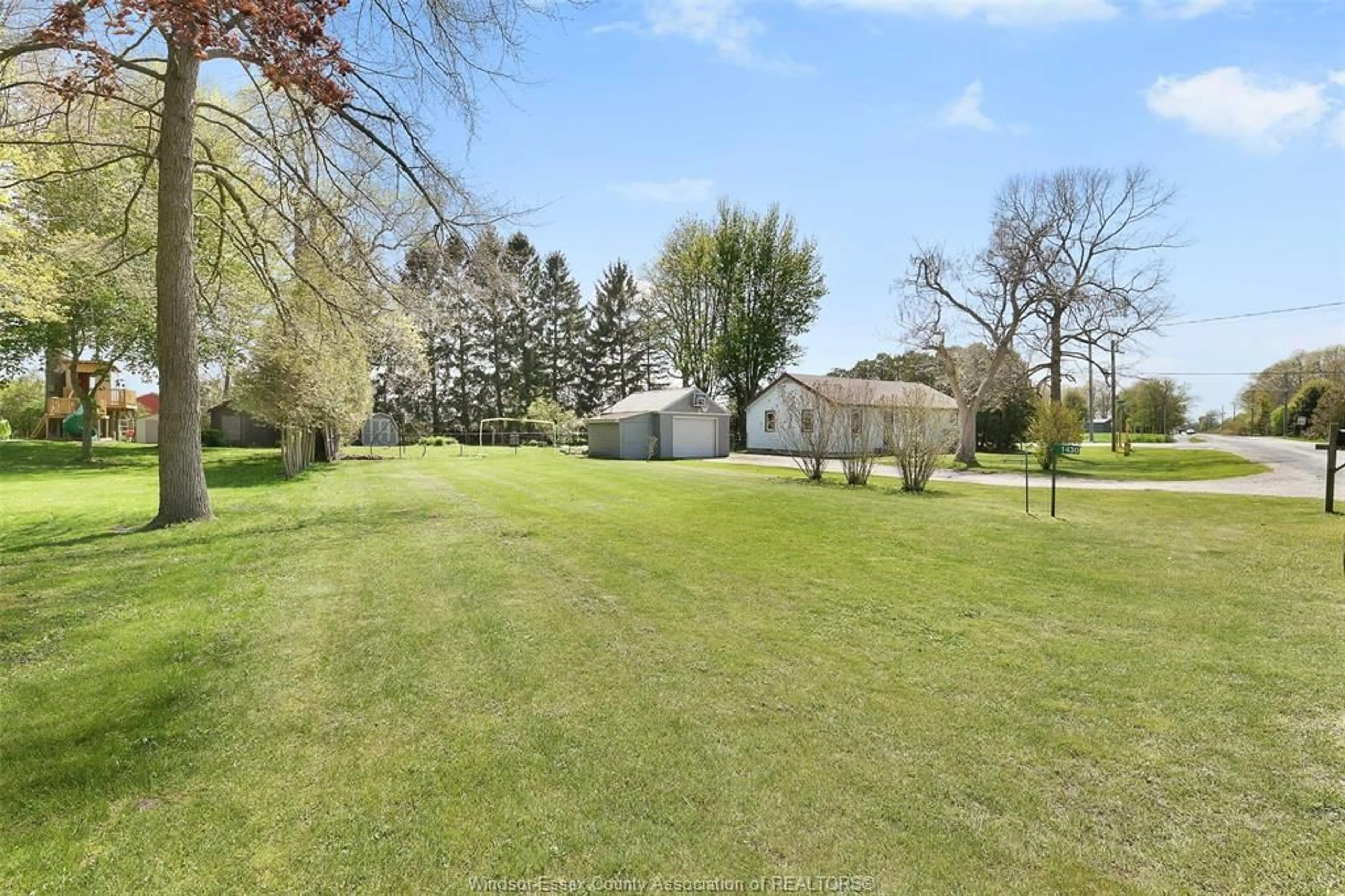 A pic from outside/outdoor area/front of a property/back of a property/a pic from drone, water/lake/river/ocean view for 1430 DEER RUN Rd, Leamington Ontario B8H 3V6