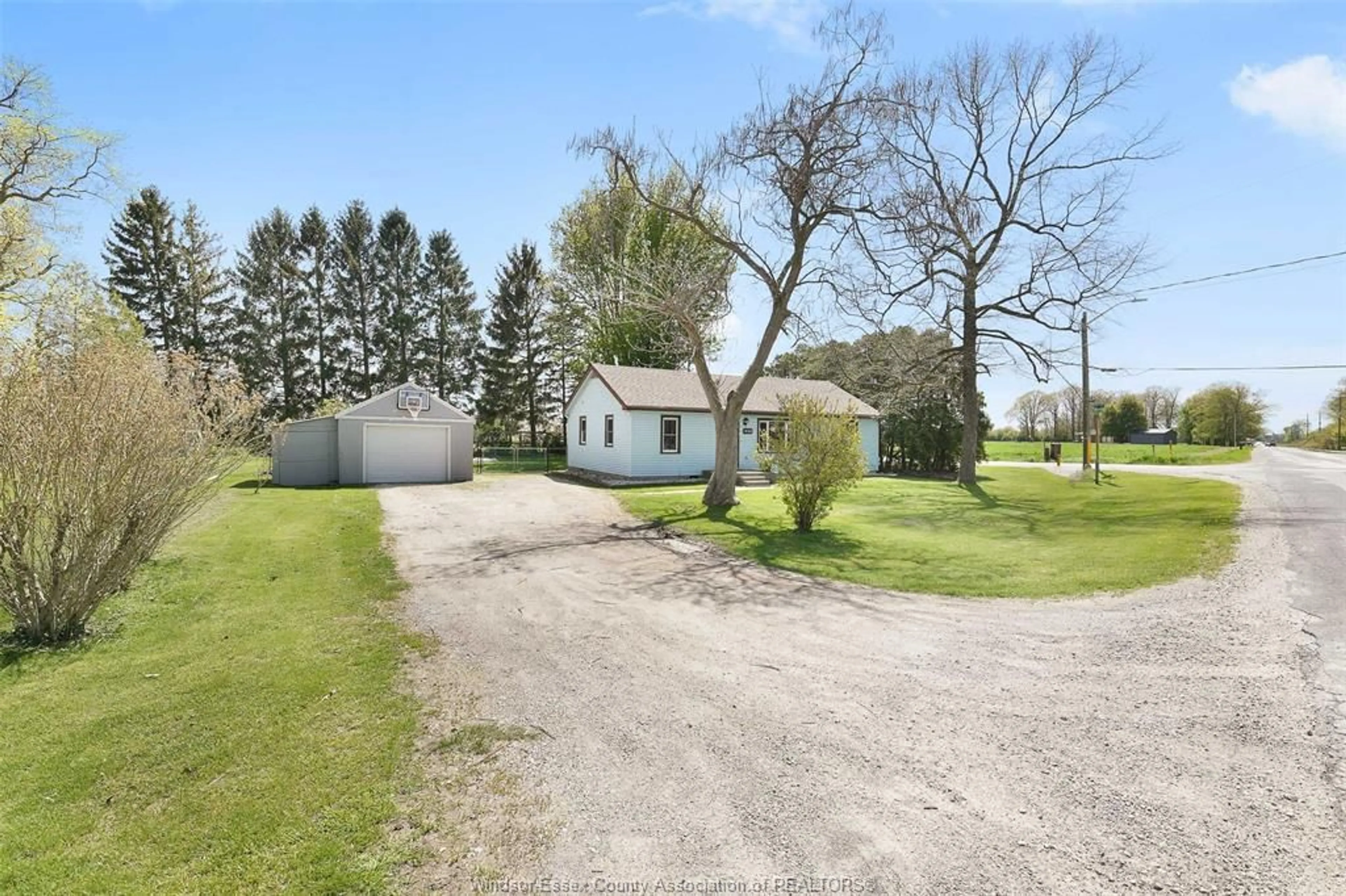 A pic from outside/outdoor area/front of a property/back of a property/a pic from drone, unknown for 1430 DEER RUN Rd, Leamington Ontario B8H 3V6