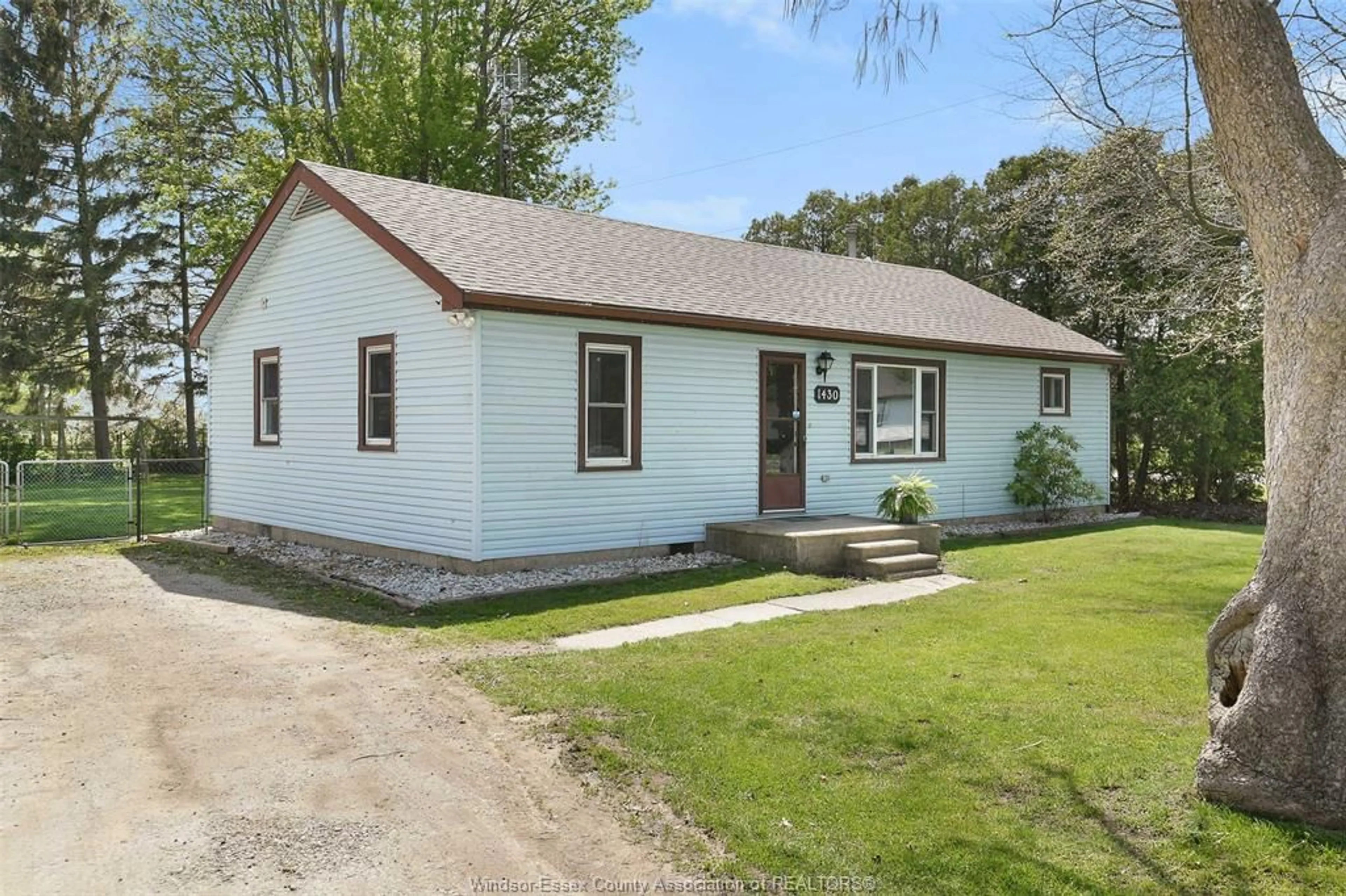 Home with vinyl exterior material, street for 1430 DEER RUN Rd, Leamington Ontario B8H 3V6