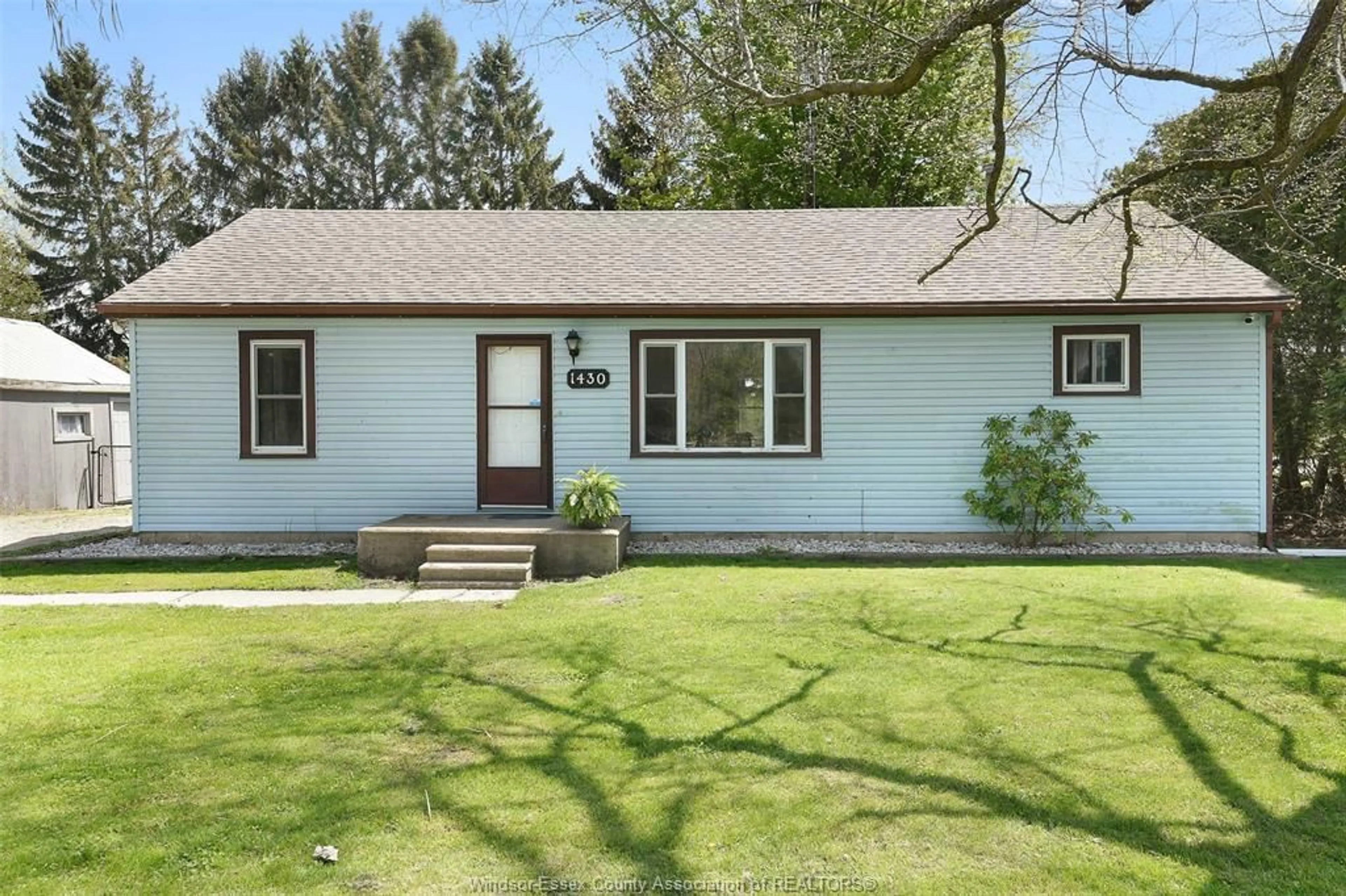 Home with vinyl exterior material, street for 1430 DEER RUN Rd, Leamington Ontario B8H 3V6