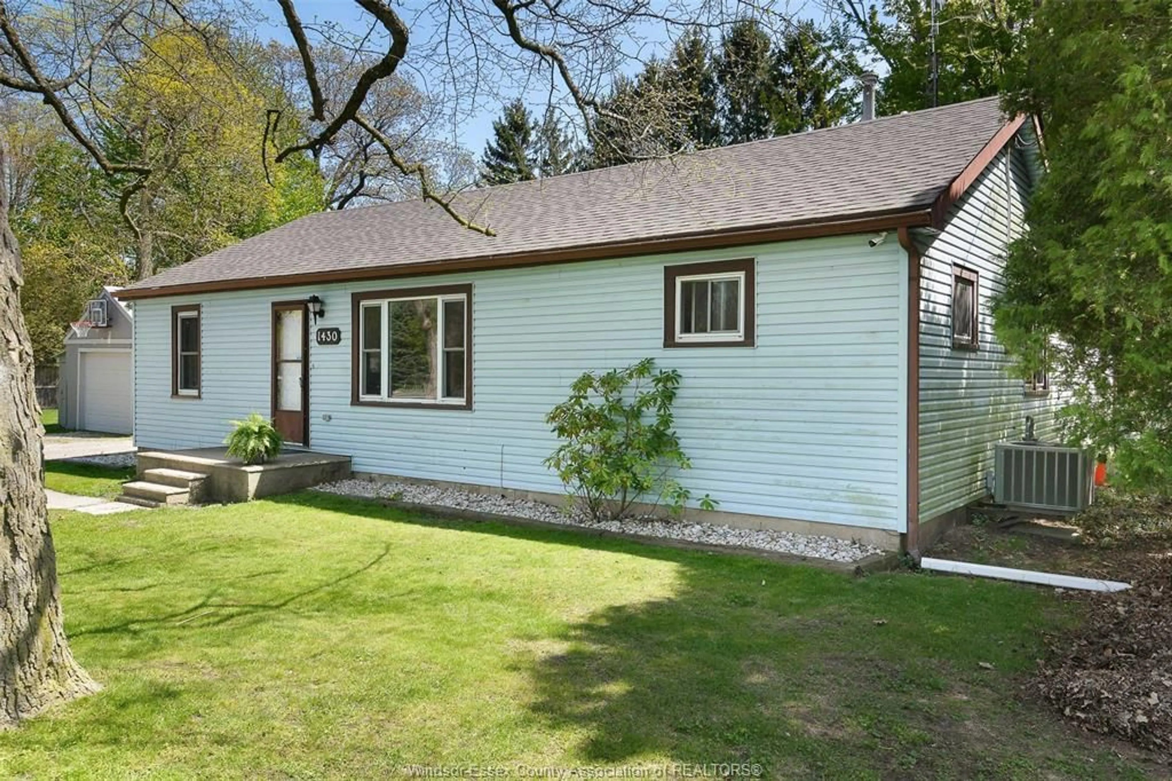 Home with vinyl exterior material, street for 1430 DEER RUN Rd, Leamington Ontario B8H 3V6