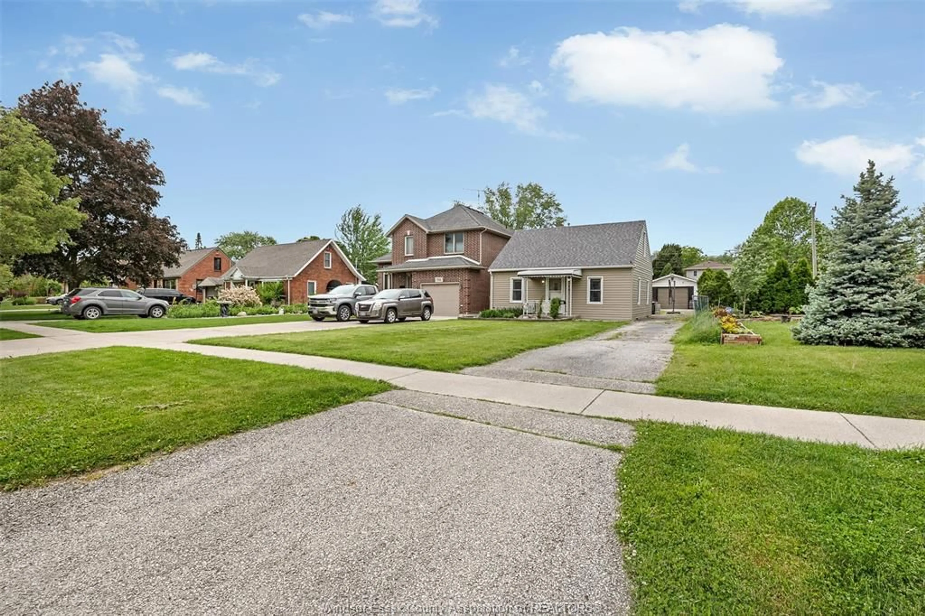 A pic from outside/outdoor area/front of a property/back of a property/a pic from drone, street for 945 THOMPSON Blvd, Windsor Ontario N8S 2G7