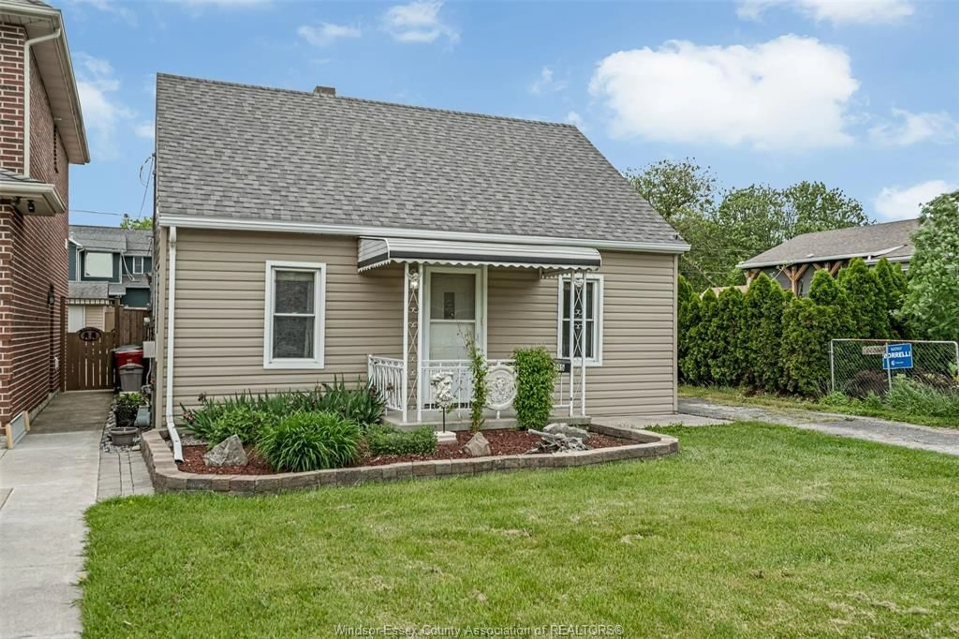 Home with vinyl exterior material, street for 945 THOMPSON Blvd, Windsor Ontario N8S 2G7