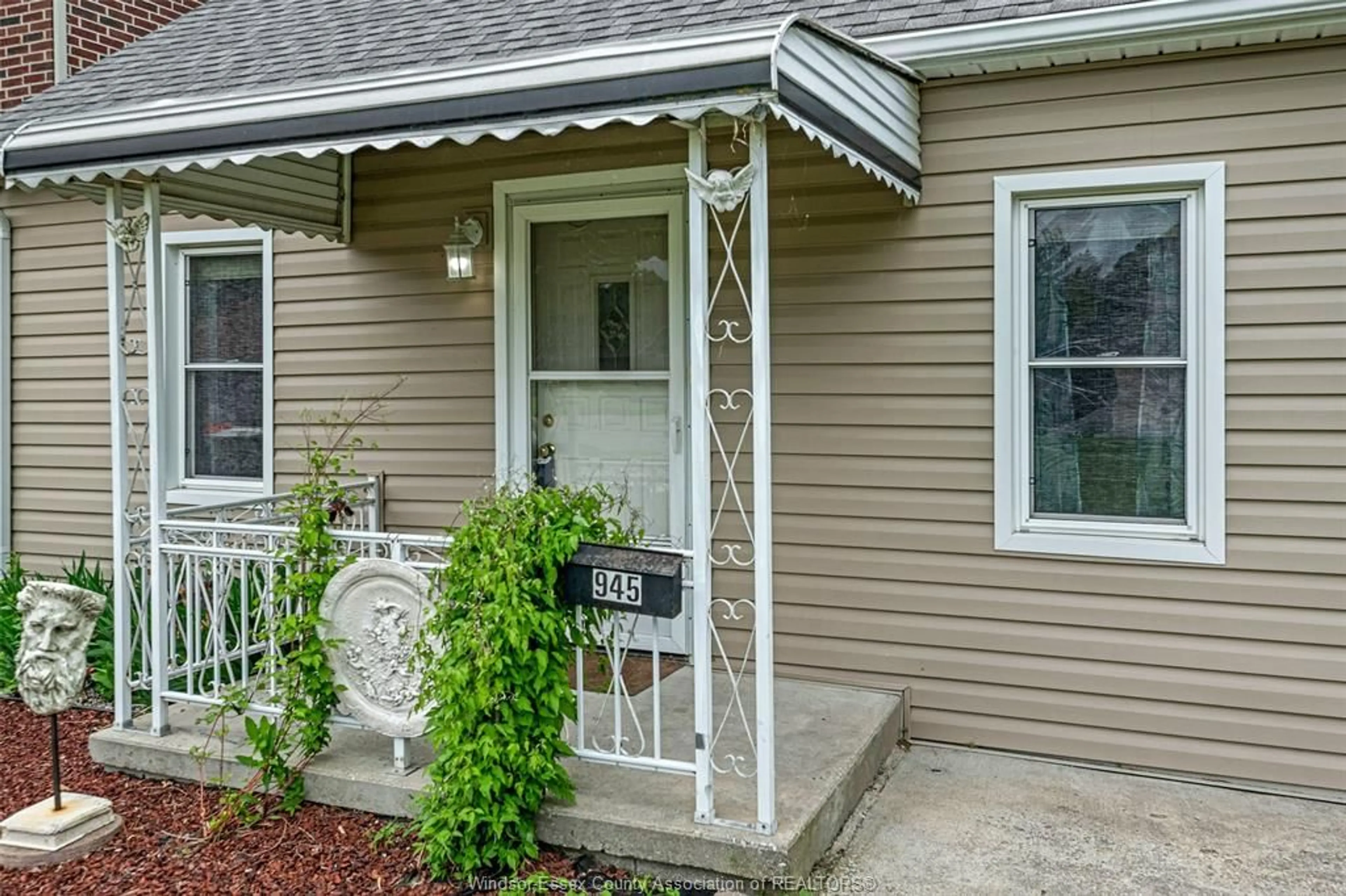 Home with vinyl exterior material, street for 945 THOMPSON Blvd, Windsor Ontario N8S 2G7