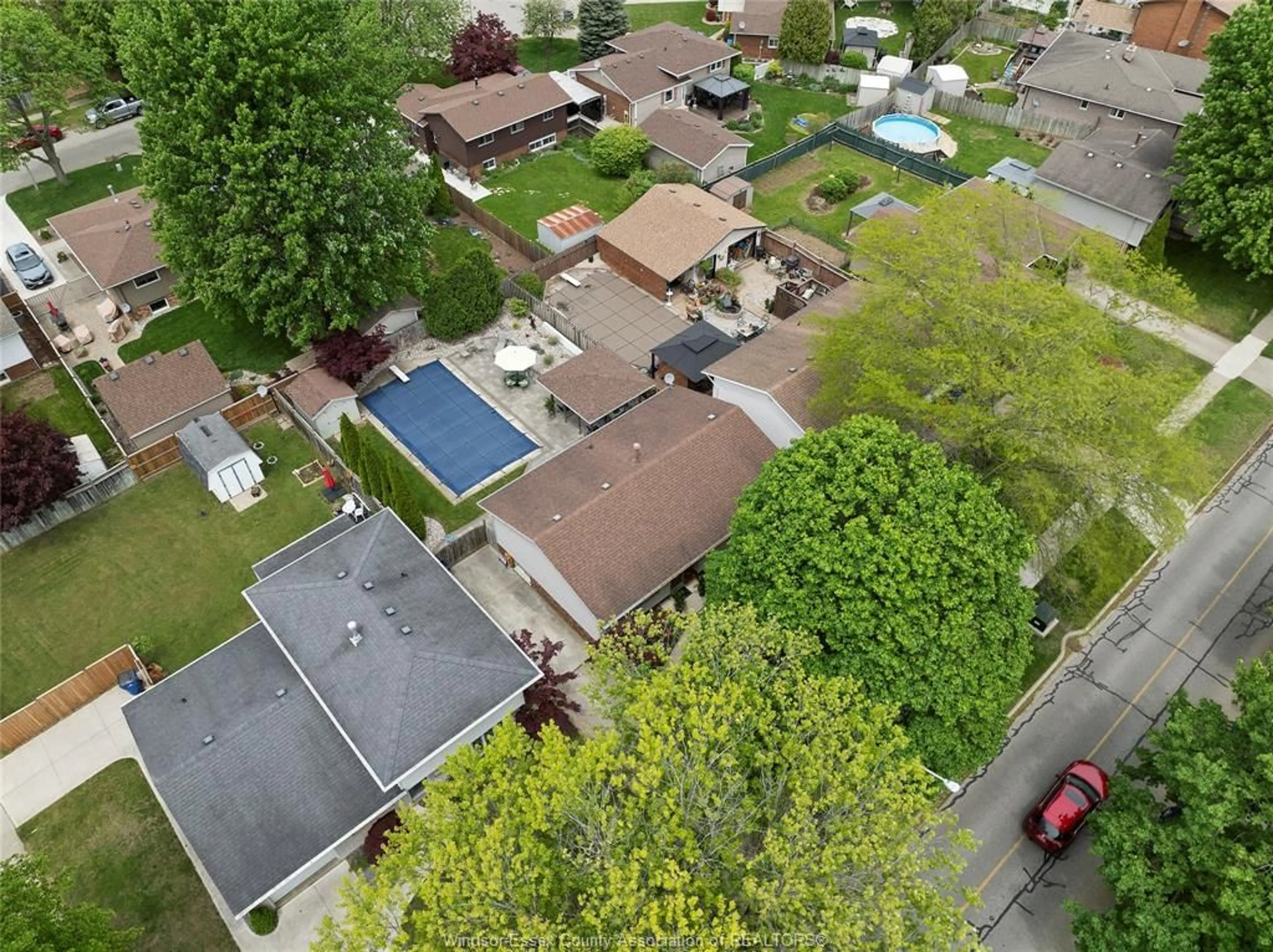 A pic from outside/outdoor area/front of a property/back of a property/a pic from drone, street for 29 BALMORAL Rd, Chatham Ontario N7L 4P7