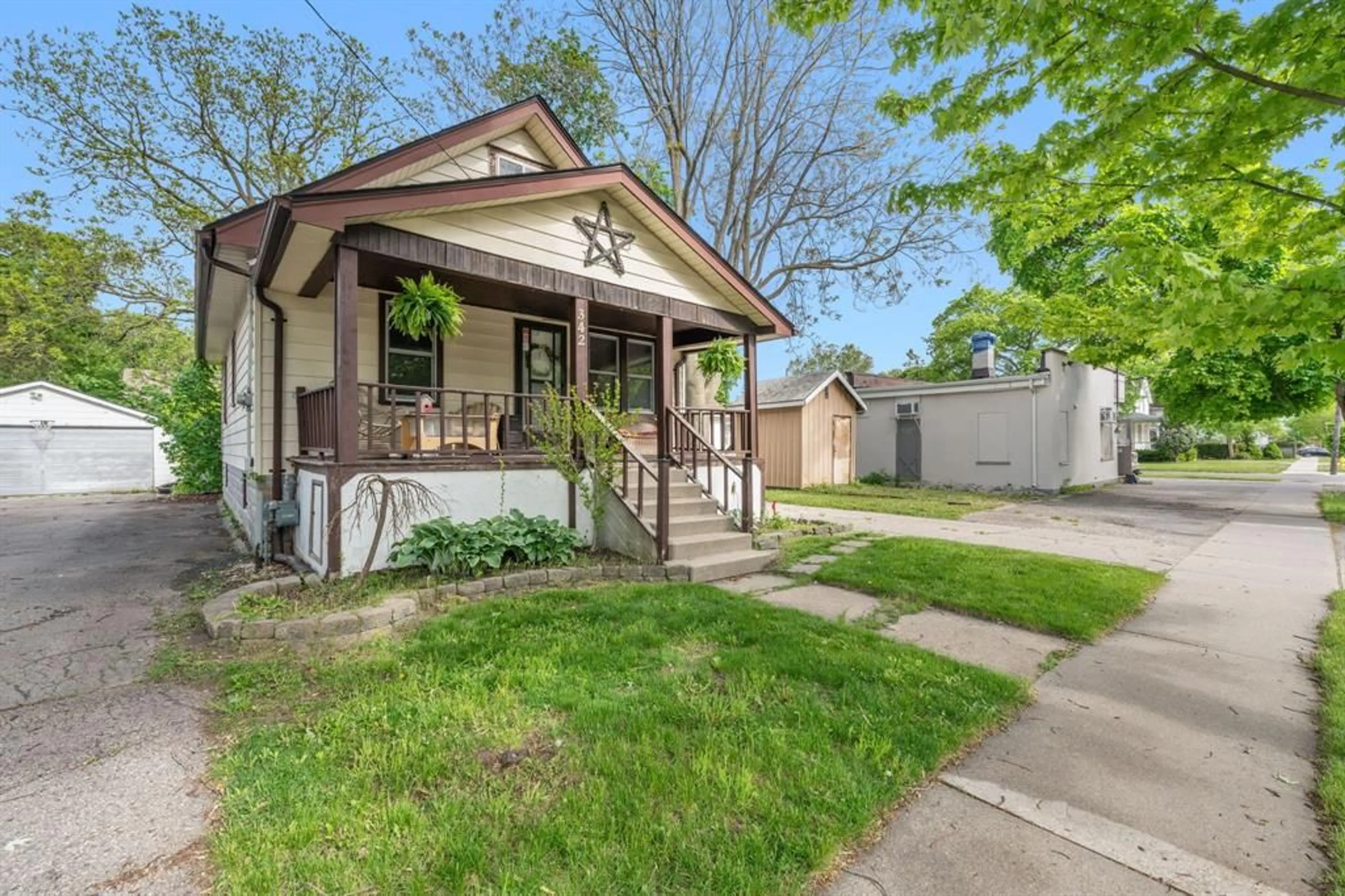 Patio, street for 342 SHEPHERD St, Sarnia Ontario N7T 3J6