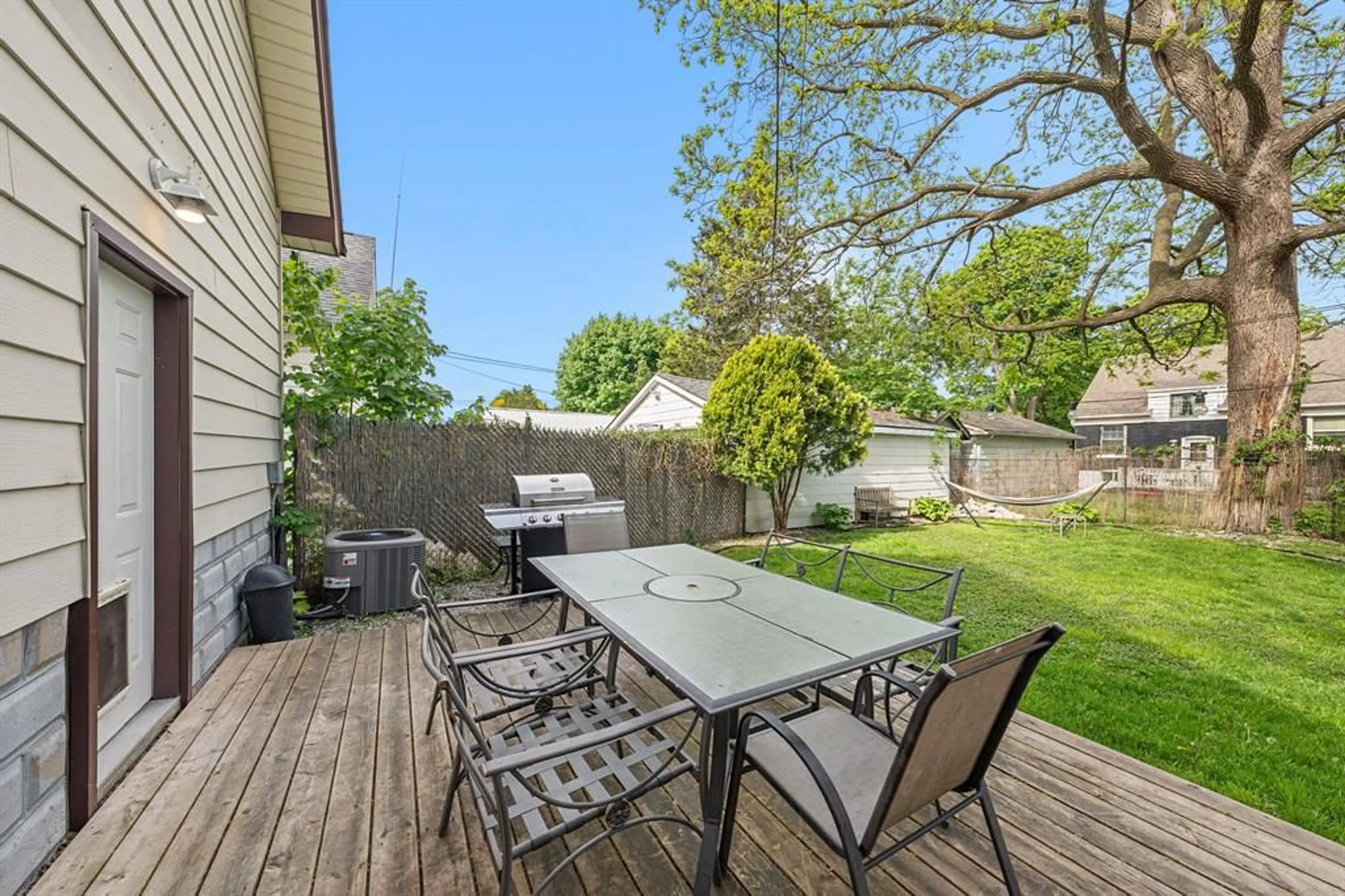 Patio, street for 342 SHEPHERD St, Sarnia Ontario N7T 3J6