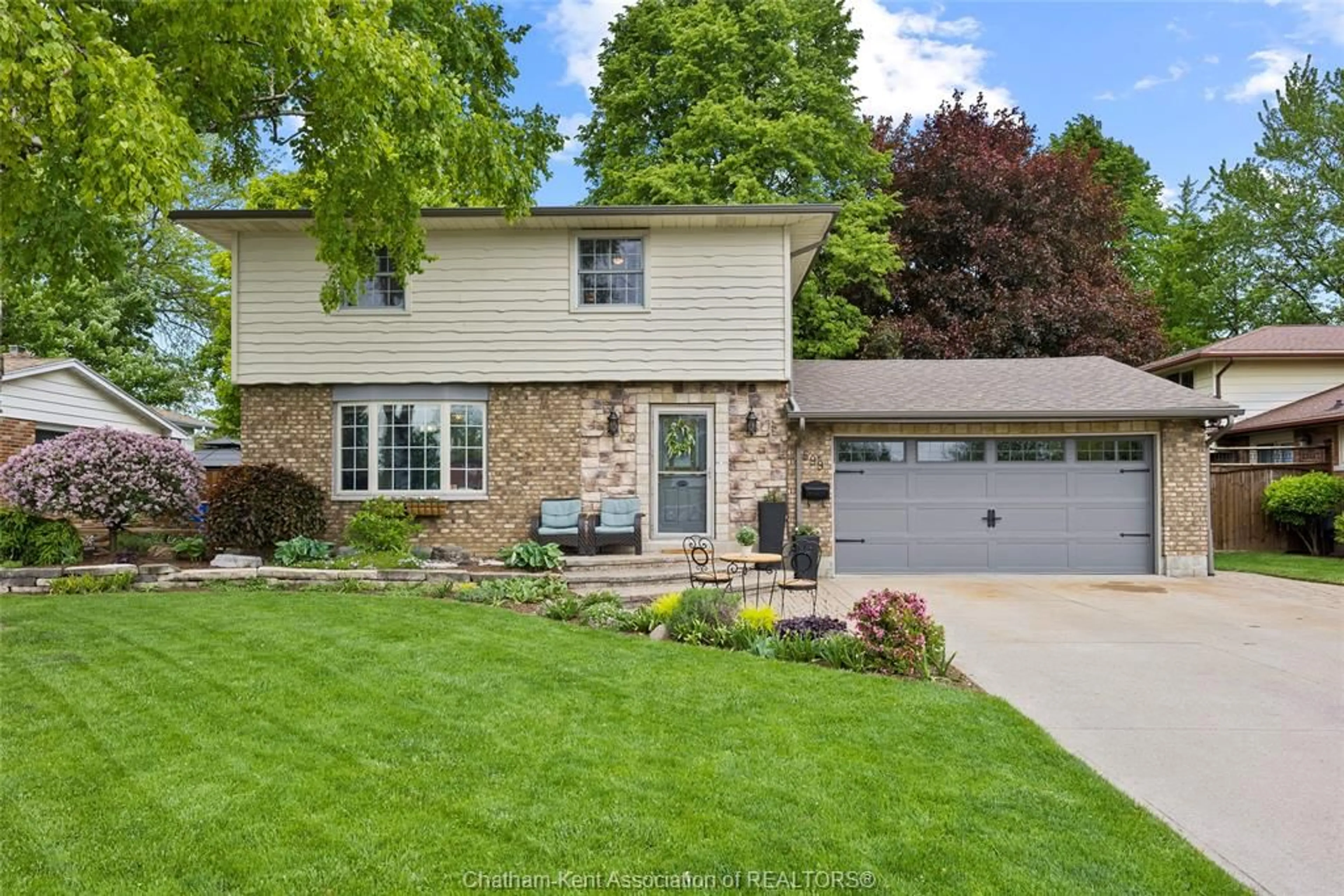 Home with vinyl exterior material, street for 599 KING St, Chatham Ontario N7M 1H7