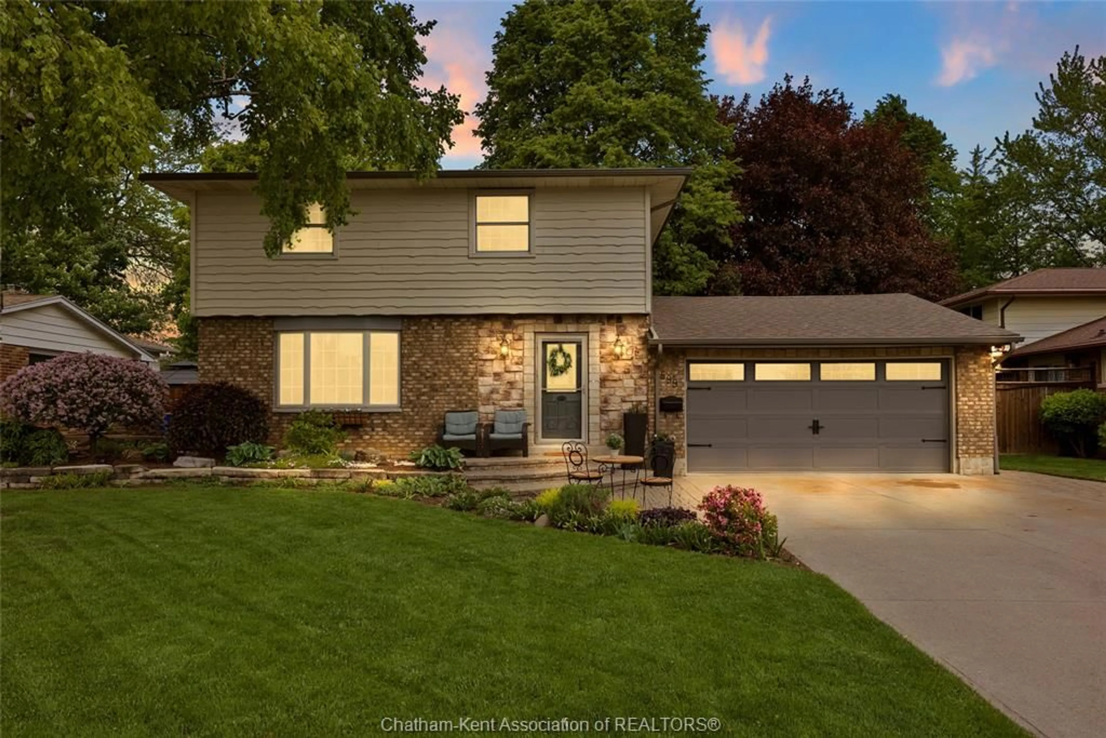 Home with vinyl exterior material, street for 599 KING St, Chatham Ontario N7M 1H7