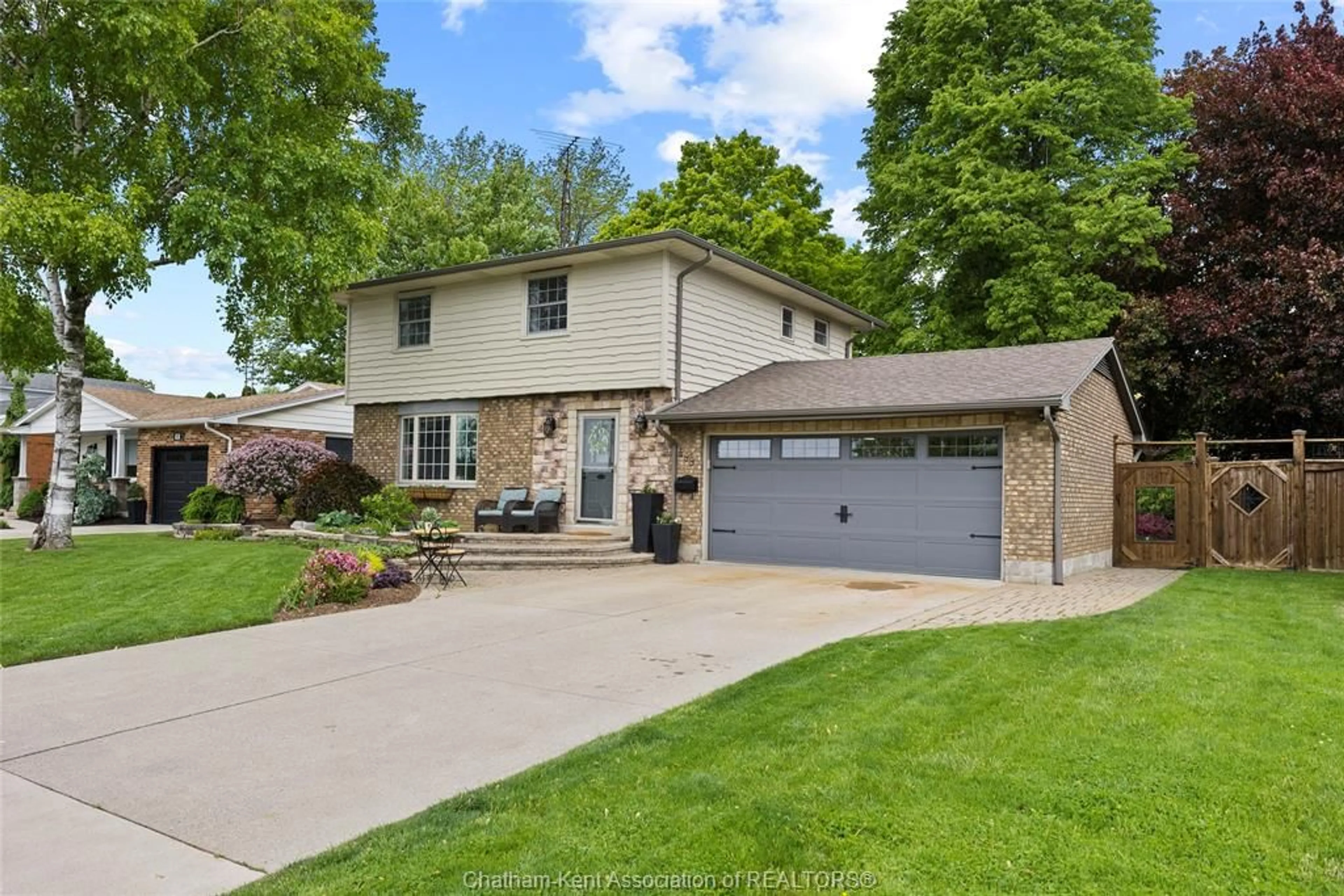 Home with vinyl exterior material, street for 599 KING St, Chatham Ontario N7M 1H7