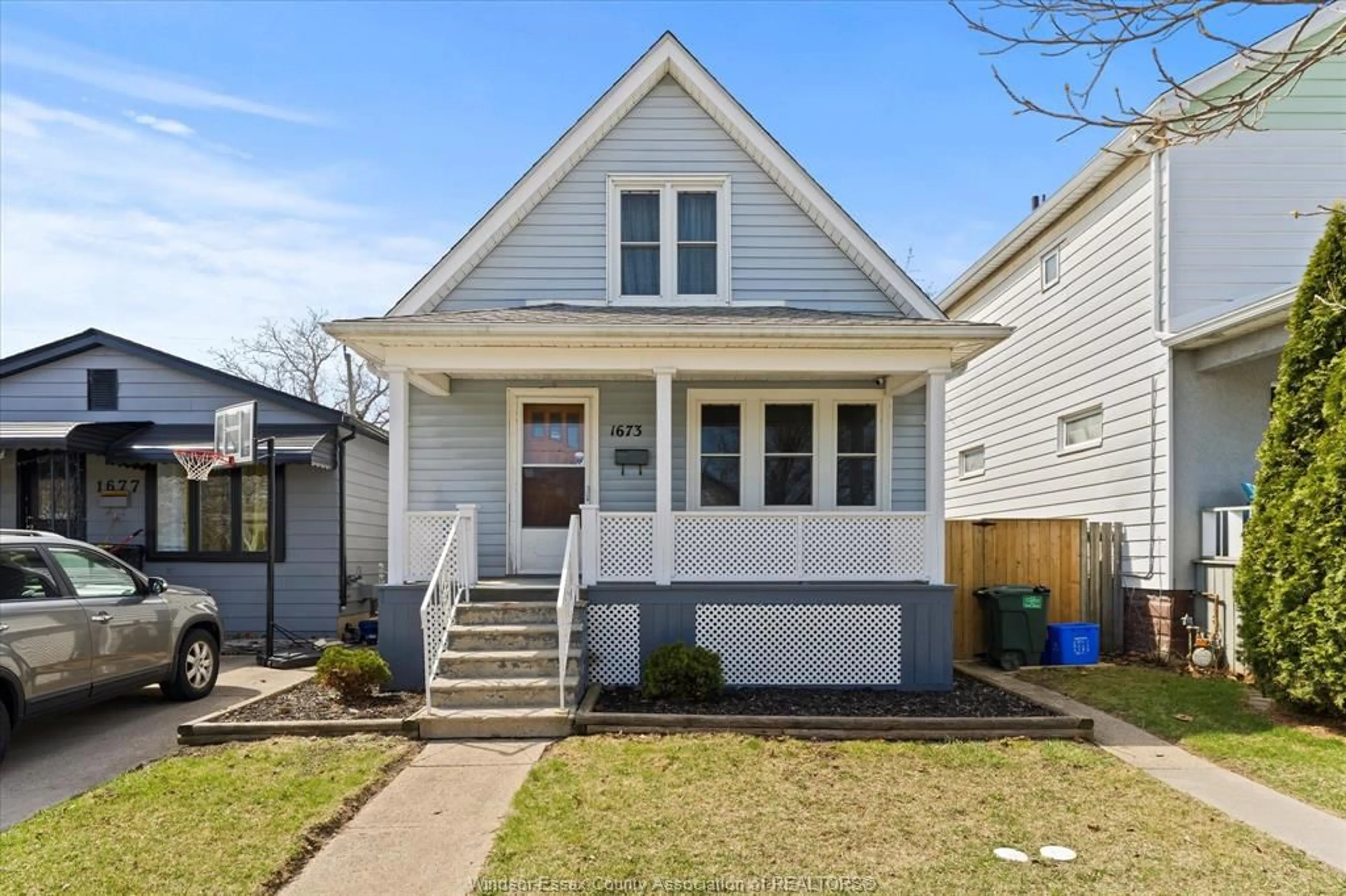 Home with vinyl exterior material, street for 1673 CADILLAC, Windsor Ontario N8Y 2V6