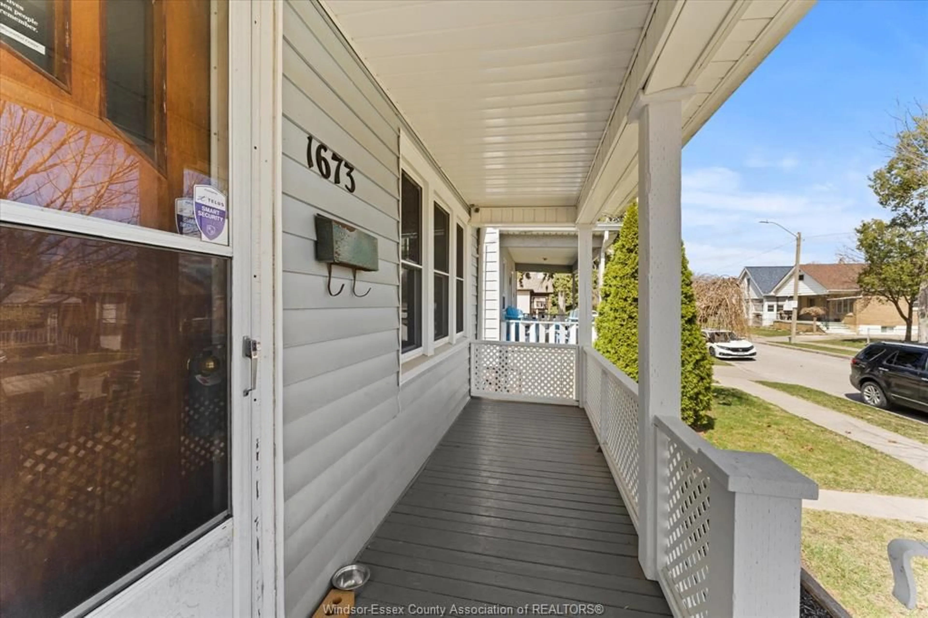 Indoor entryway for 1673 CADILLAC, Windsor Ontario N8Y 2V6