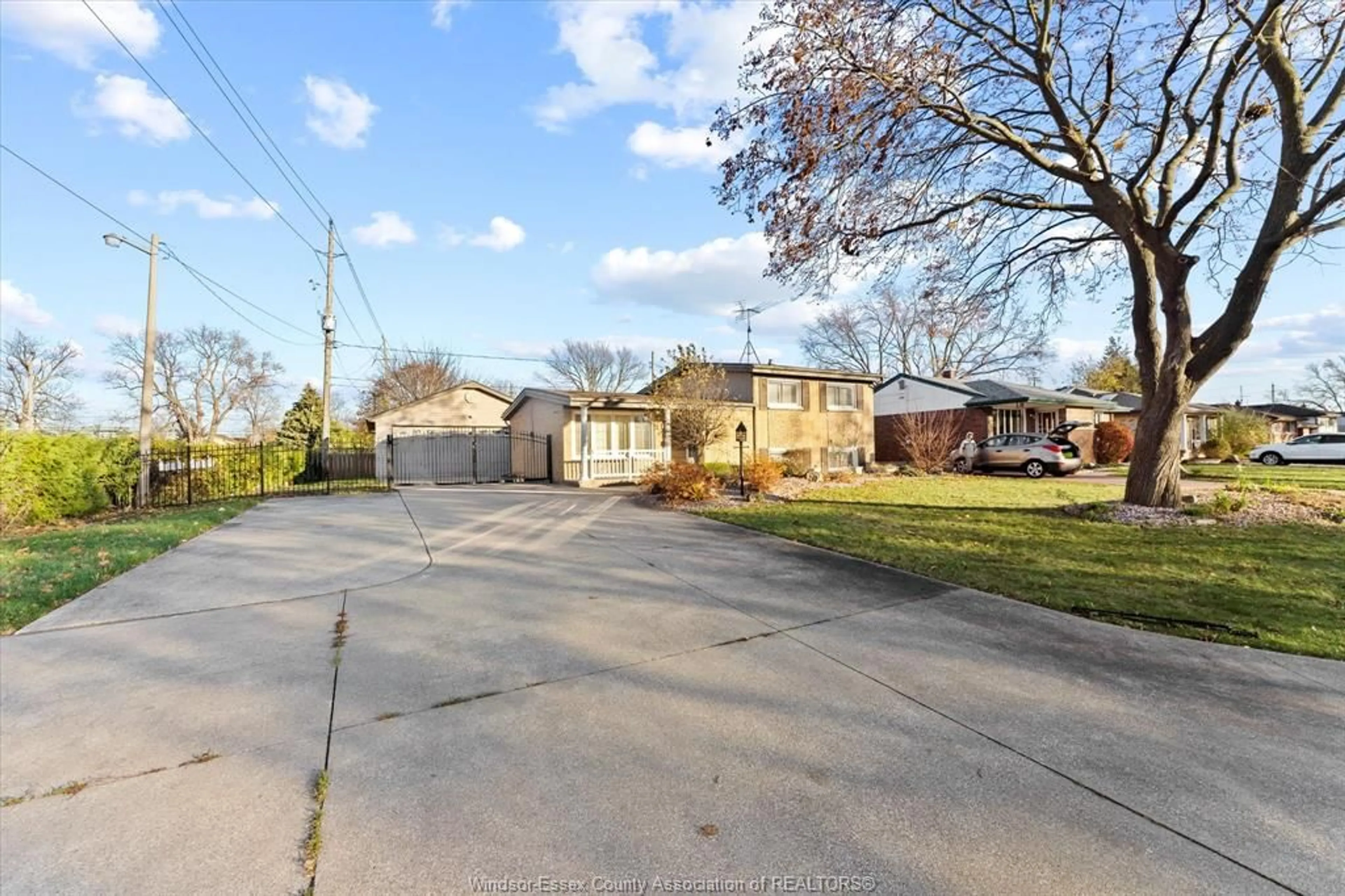 A pic from outside/outdoor area/front of a property/back of a property/a pic from drone, street for 836 GREENDALE Dr, Windsor Ontario N8S 4B1
