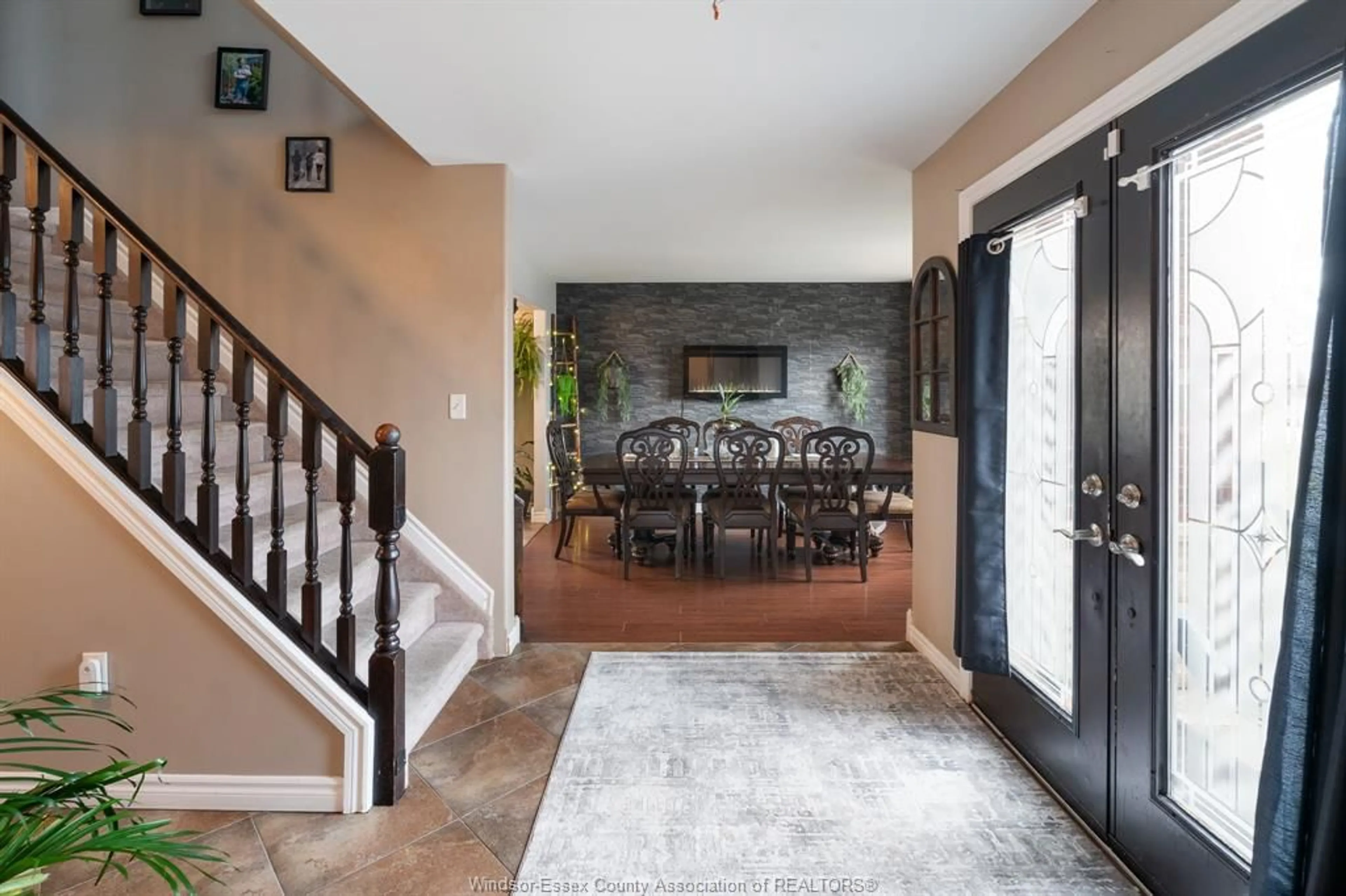 Indoor foyer for 2 GOSLIN Crt, Leamington Ontario N8H 5L4