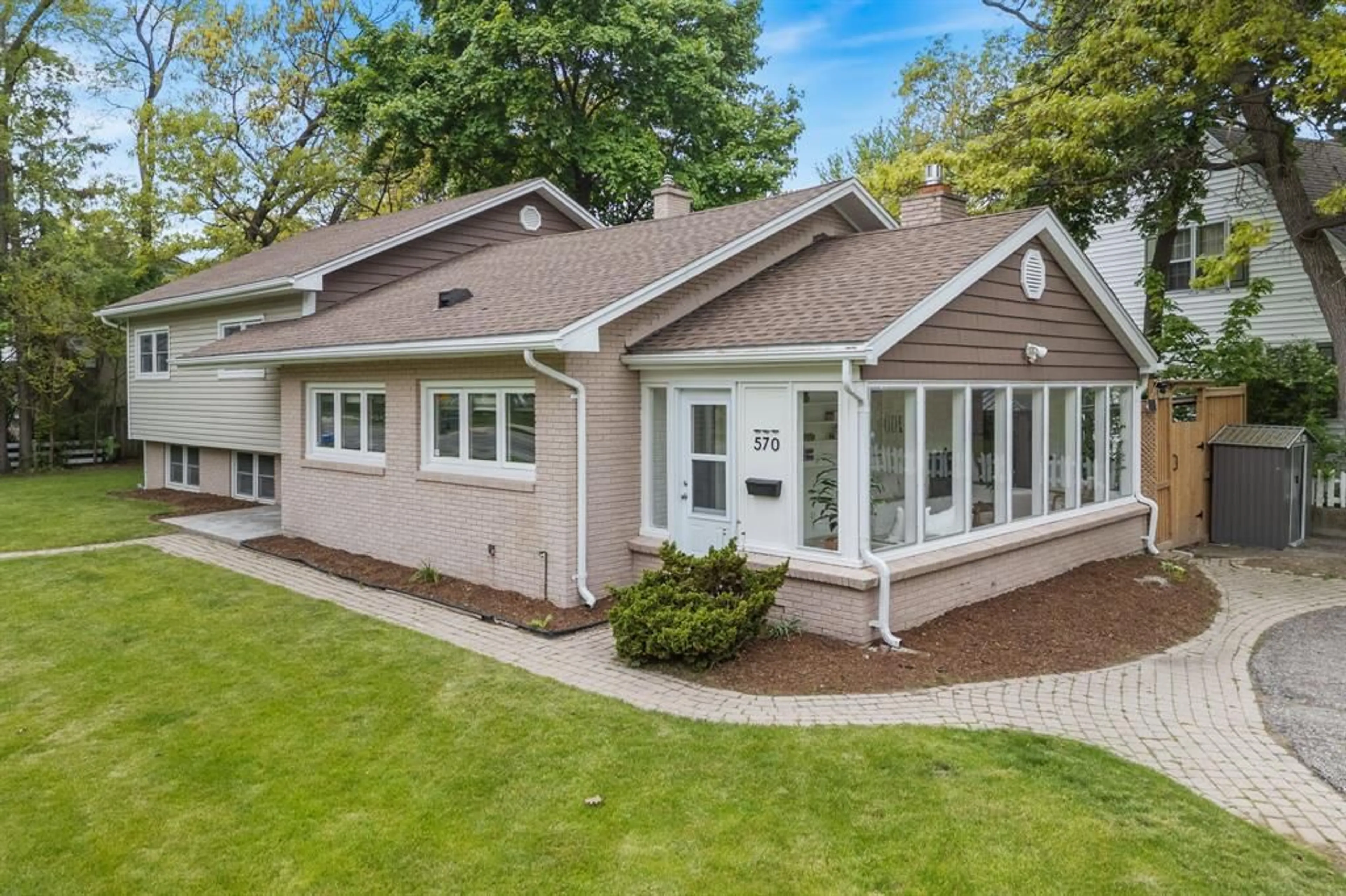 Home with vinyl exterior material, street for 570 CATHCART Blvd, Sarnia Ontario N7V 2N2