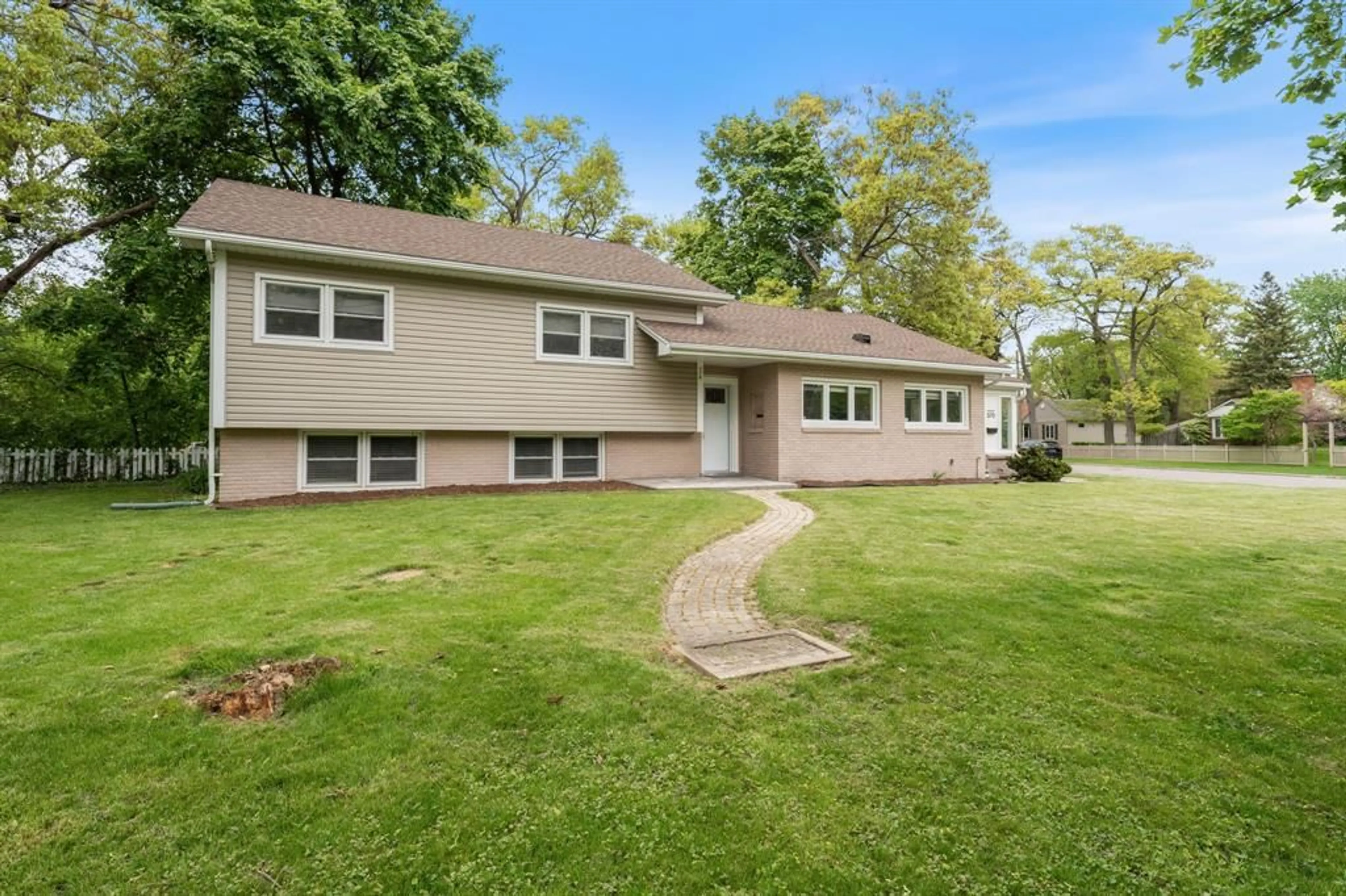 Home with vinyl exterior material, street for 570 CATHCART Blvd, Sarnia Ontario N7V 2N2