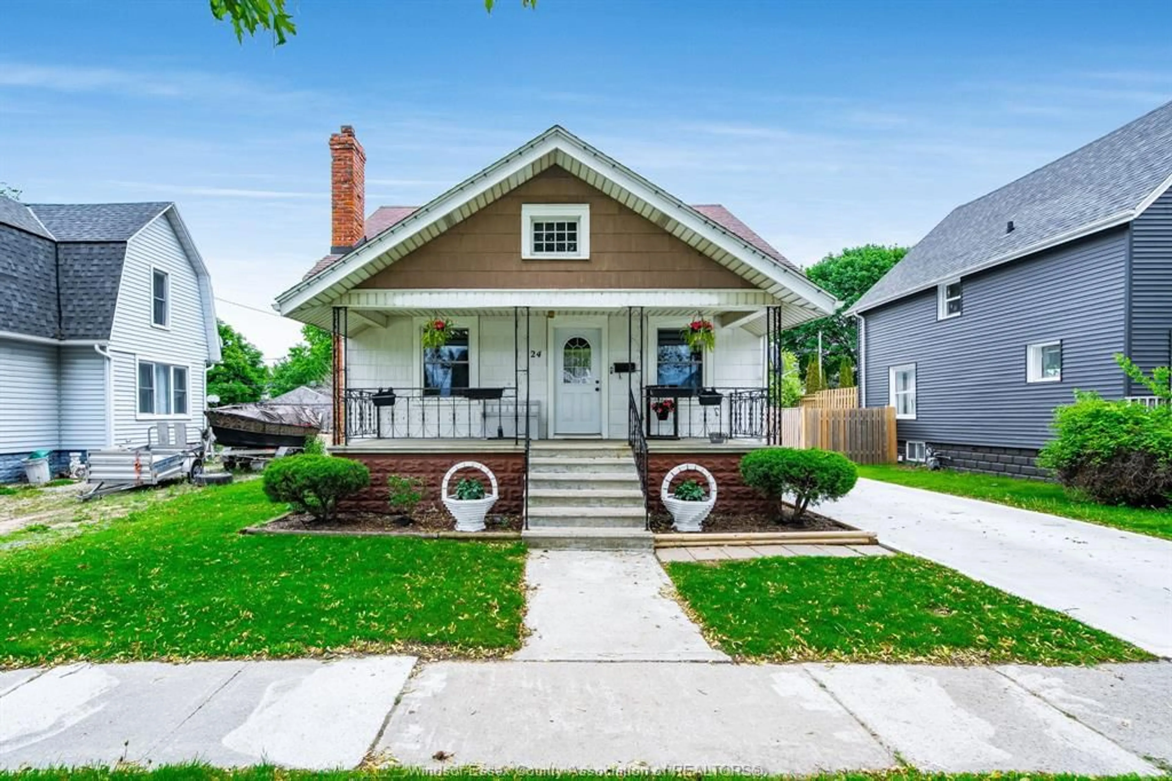 Home with vinyl exterior material, street for 24 POPLAR St, Leamington Ontario N8H 3L4