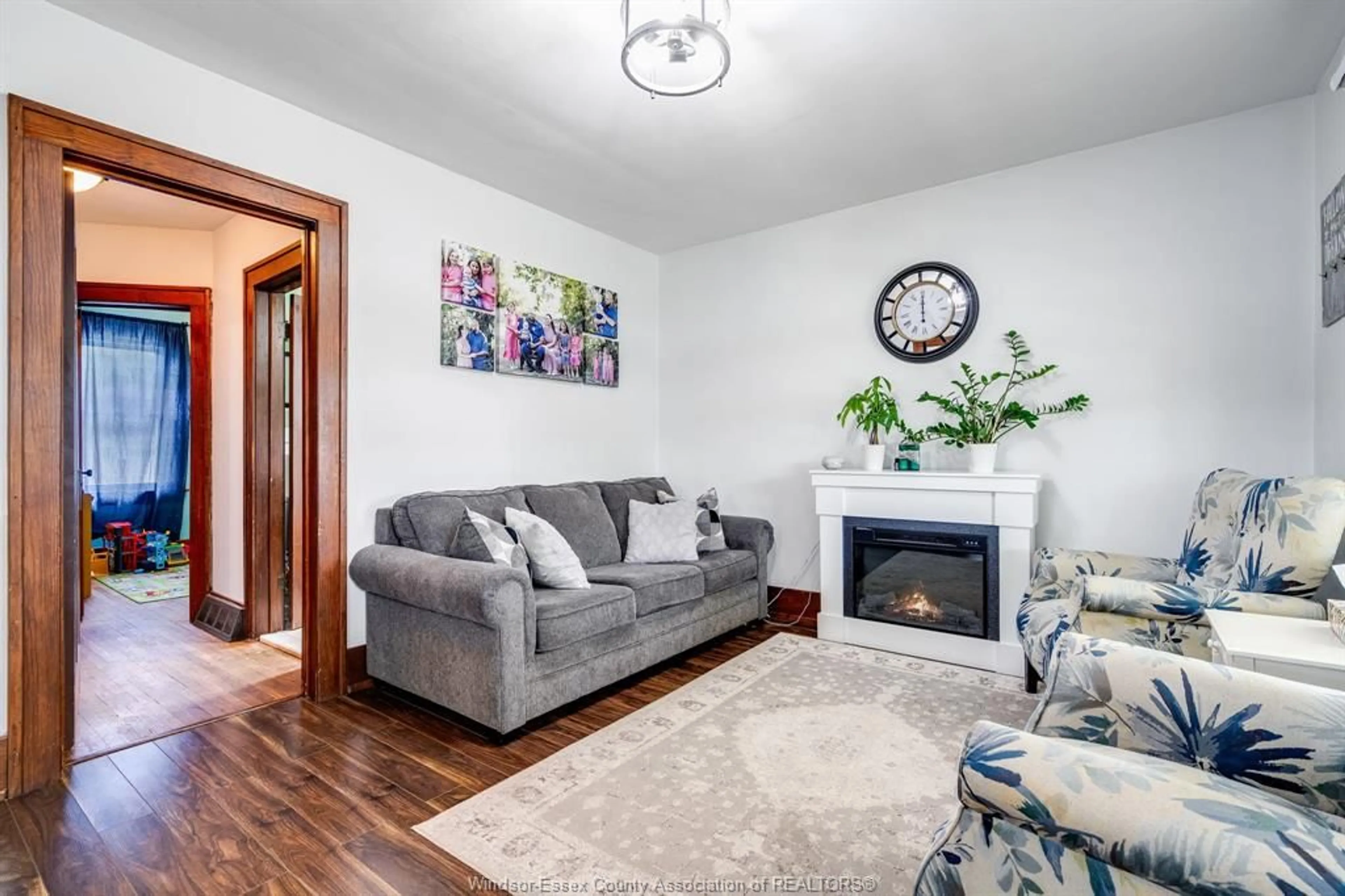 Living room with furniture, wood/laminate floor for 24 POPLAR St, Leamington Ontario N8H 3L4