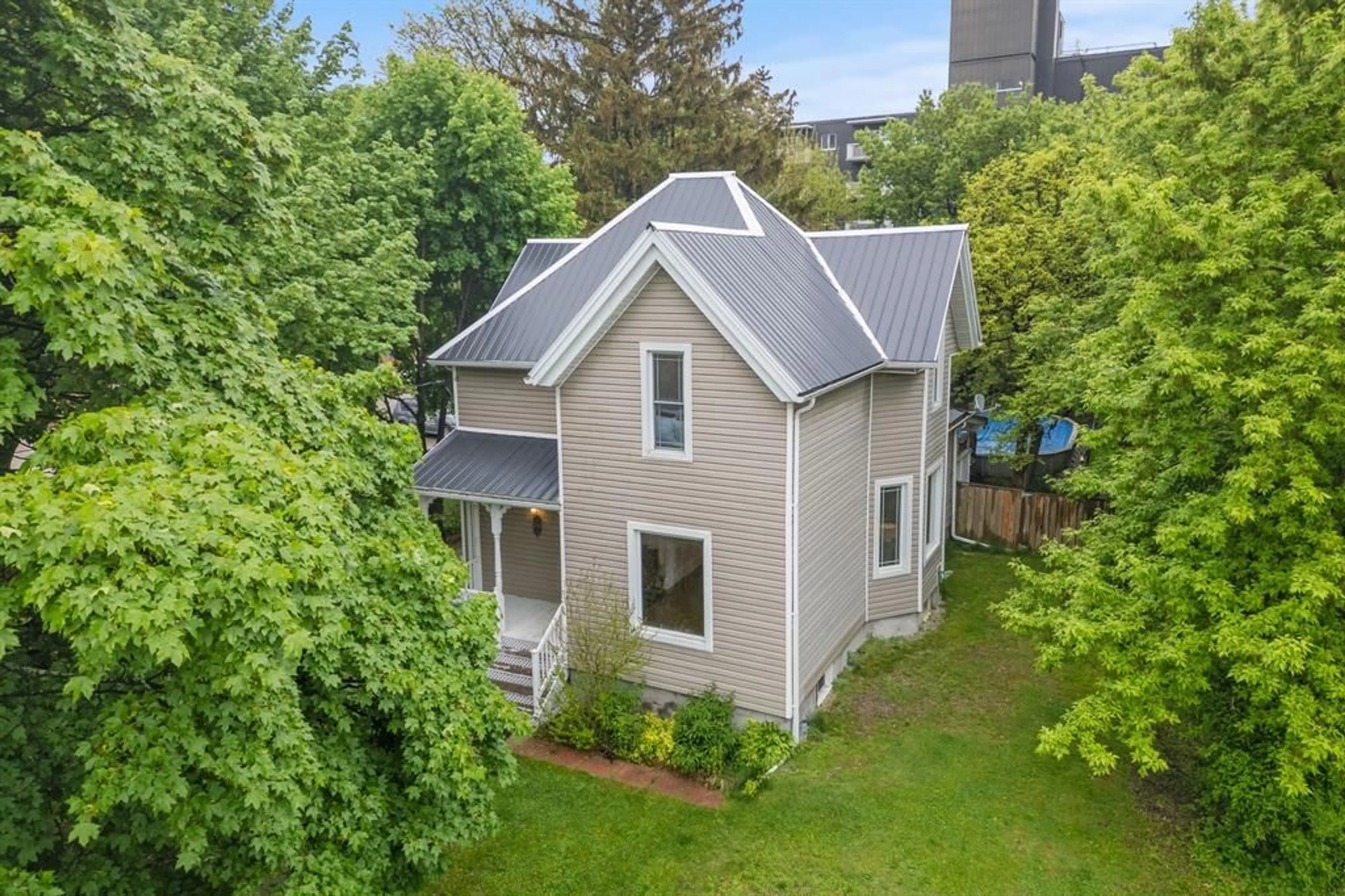 A pic from outside/outdoor area/front of a property/back of a property/a pic from drone, building for 156 QUEEN St, Sarnia Ontario N7T 2R1
