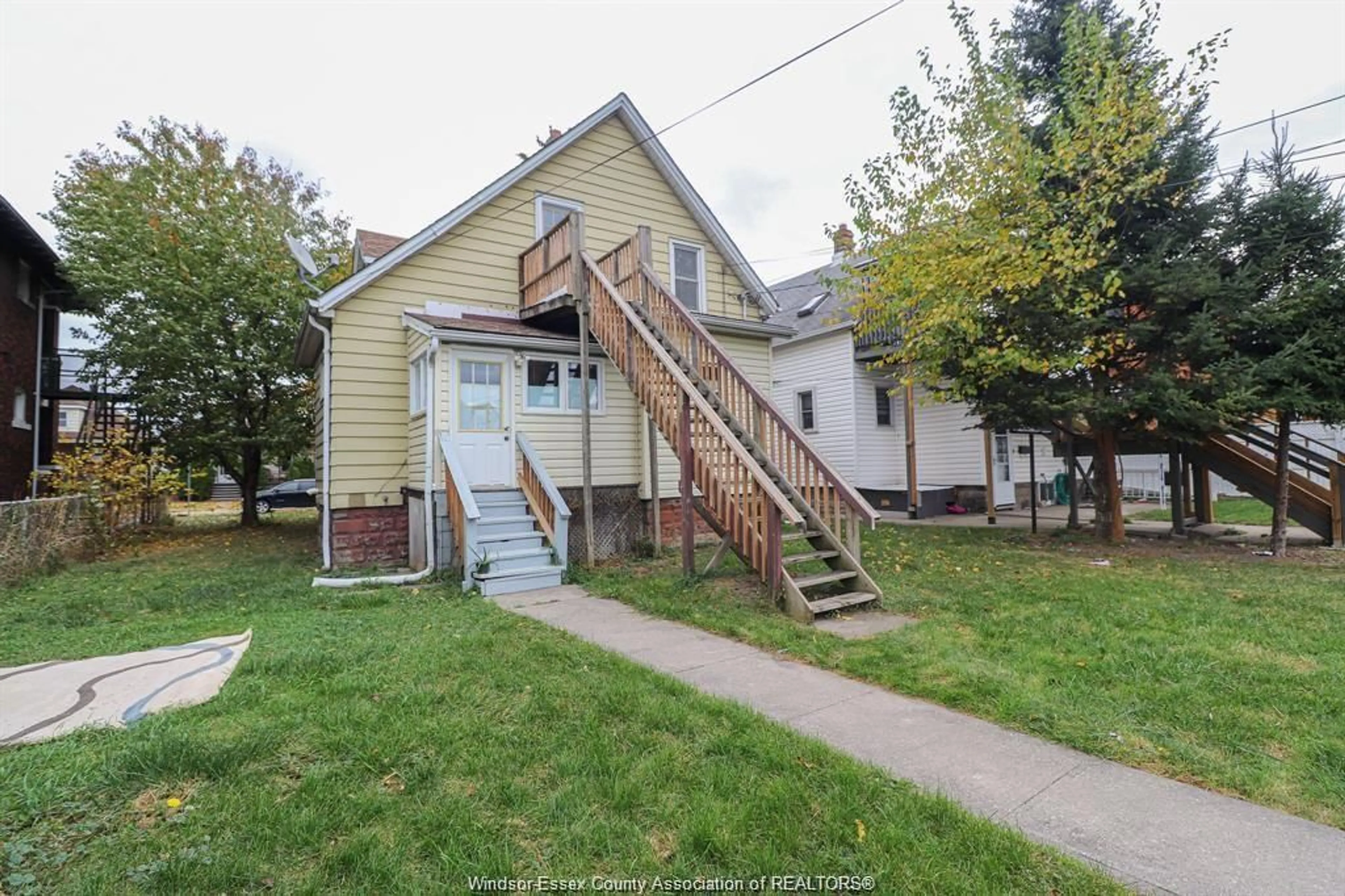 A pic from outside/outdoor area/front of a property/back of a property/a pic from drone, street for 867 LANGLOIS, Windsor Ontario N9A 2G9