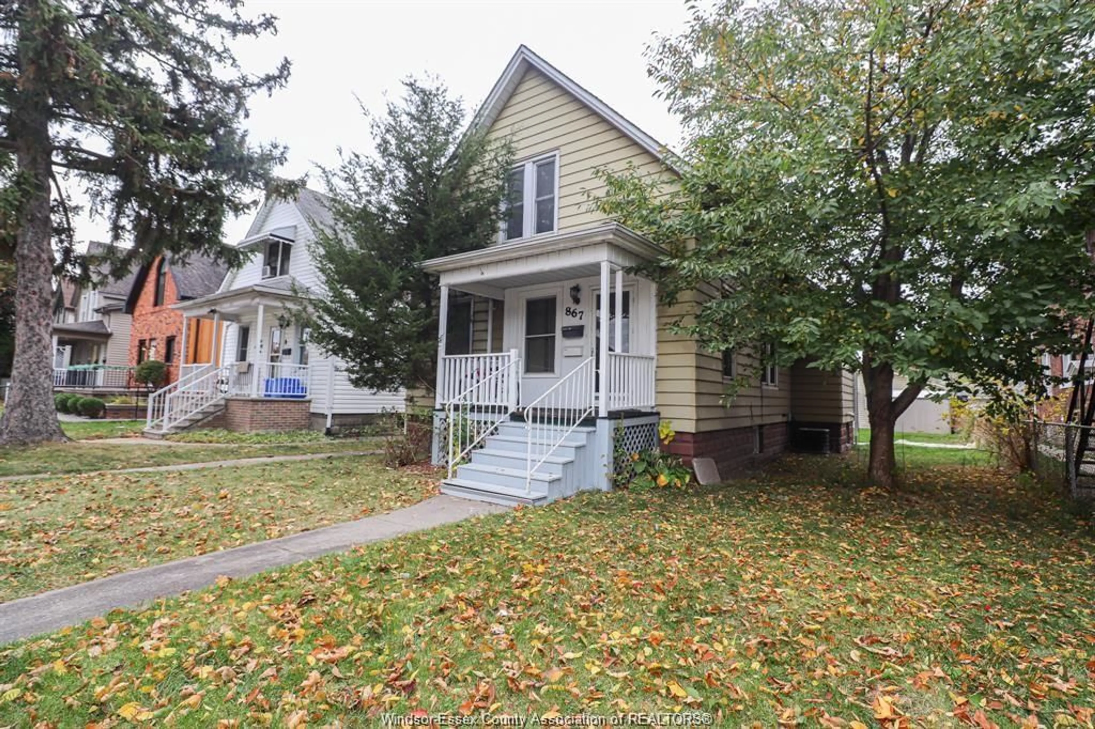 Home with vinyl exterior material, street for 867 LANGLOIS, Windsor Ontario N9A 2G9