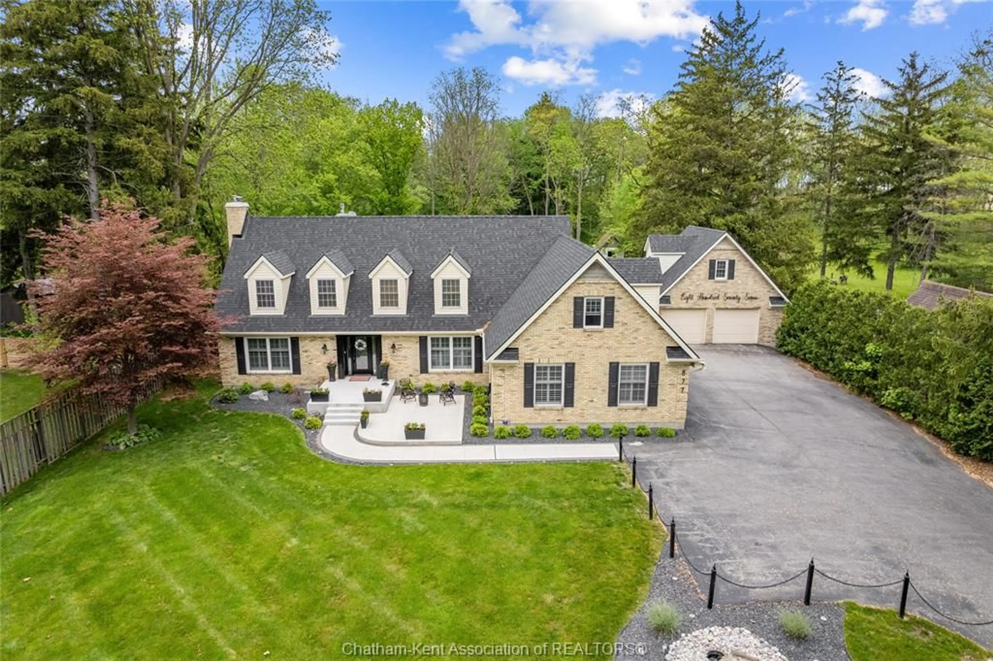A pic from outside/outdoor area/front of a property/back of a property/a pic from drone, street for 877 CHARING CROSS Rd, Chatham Ontario N7M 5H3