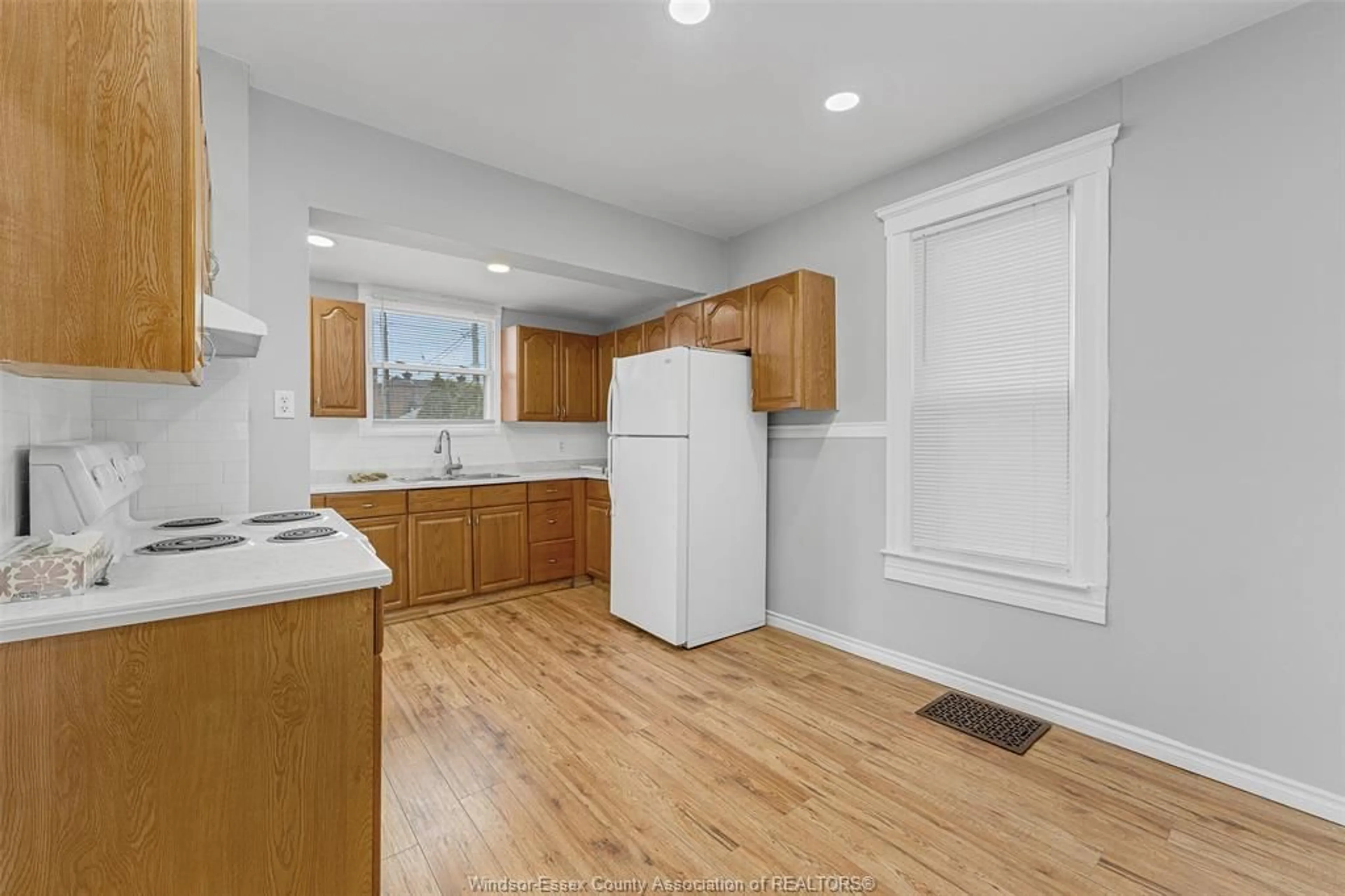 Standard kitchen, unknown for 548 Moy Ave, Windsor Ontario N9A 2N4