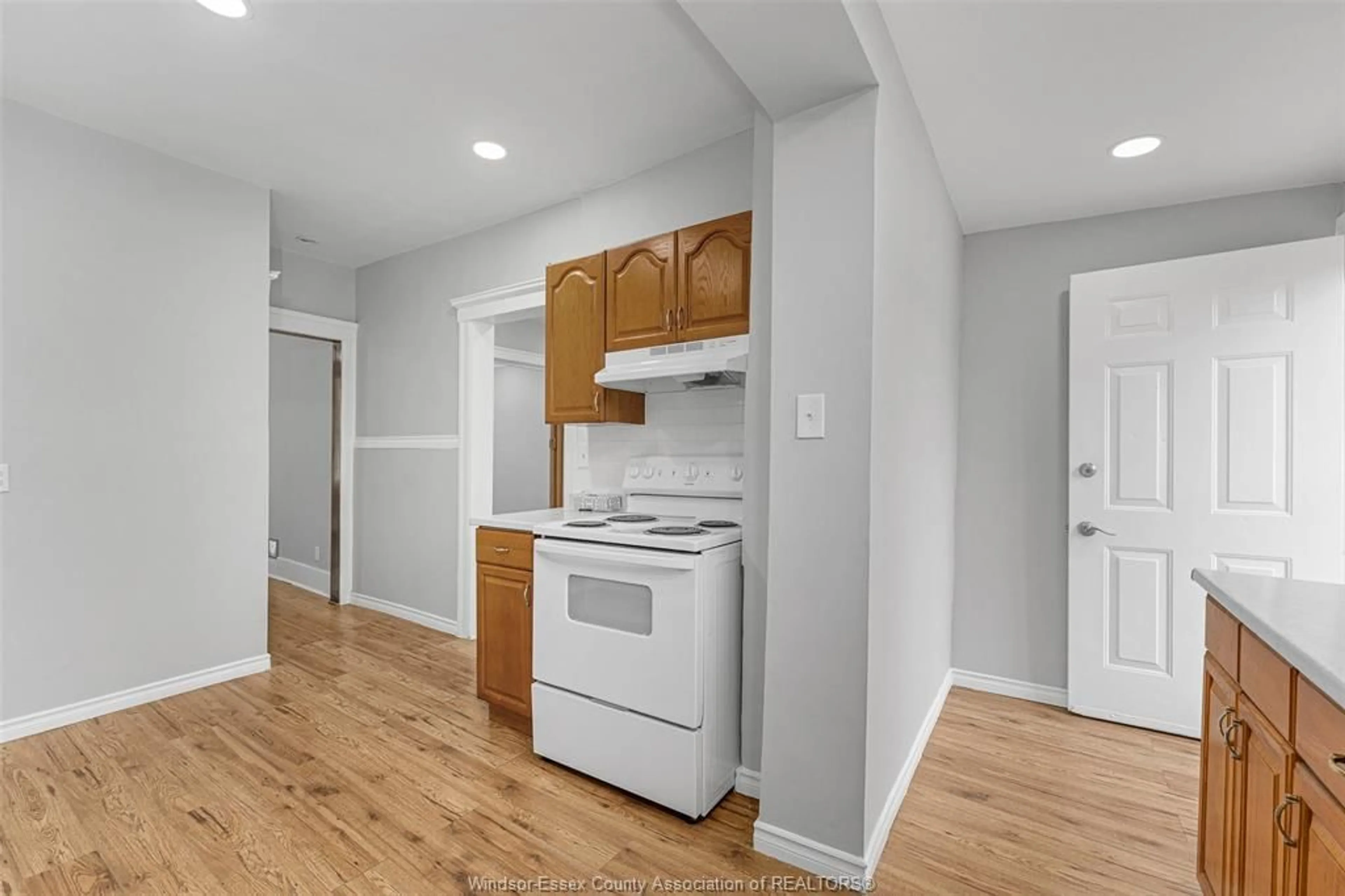 Standard kitchen, unknown for 548 Moy Ave, Windsor Ontario N9A 2N4