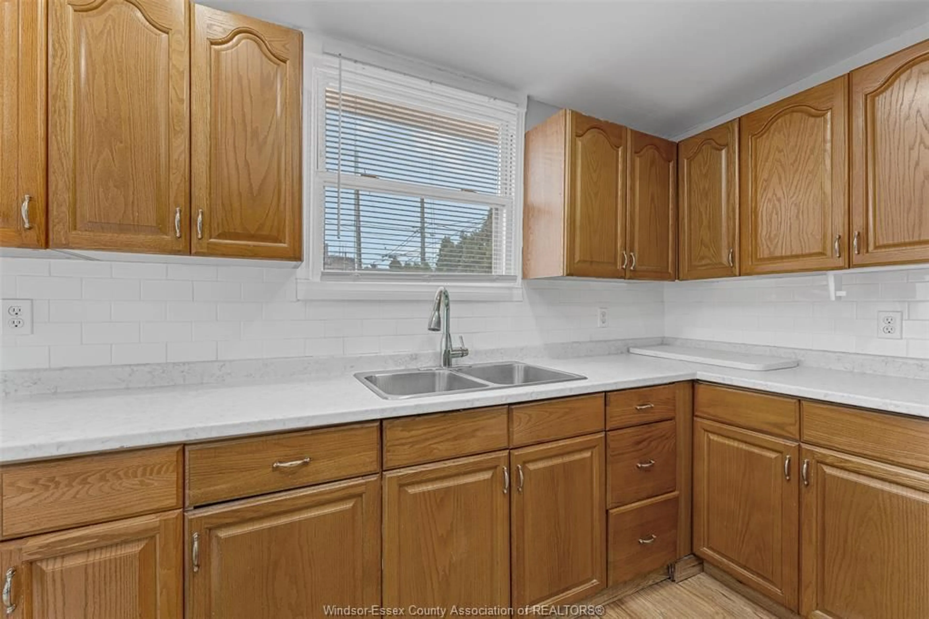 Standard kitchen, ceramic/tile floor for 548 Moy Ave, Windsor Ontario N9A 2N4