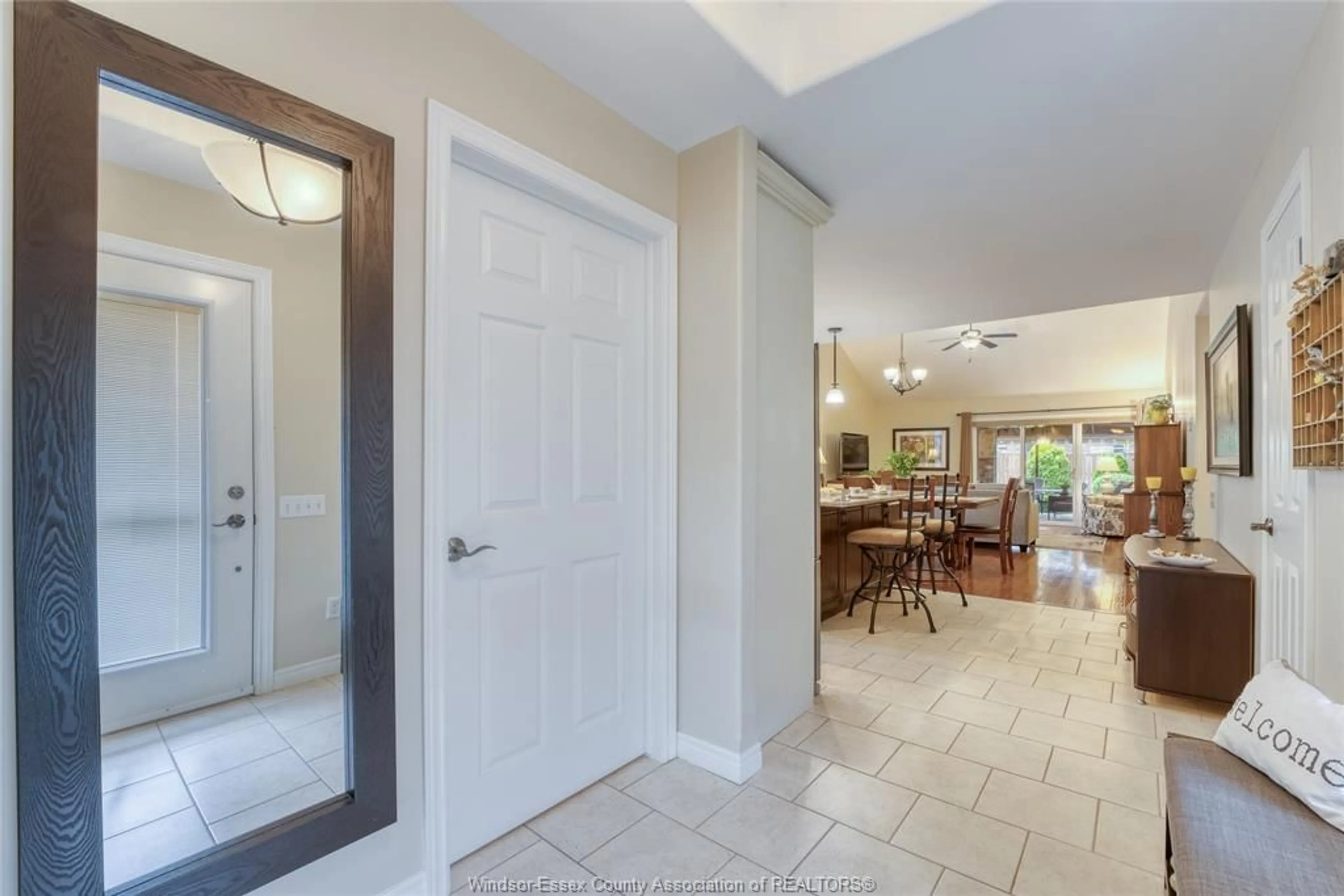 Indoor entryway for 517 GOLFVIEW Dr, Amherstburg Ontario N9V 0A2