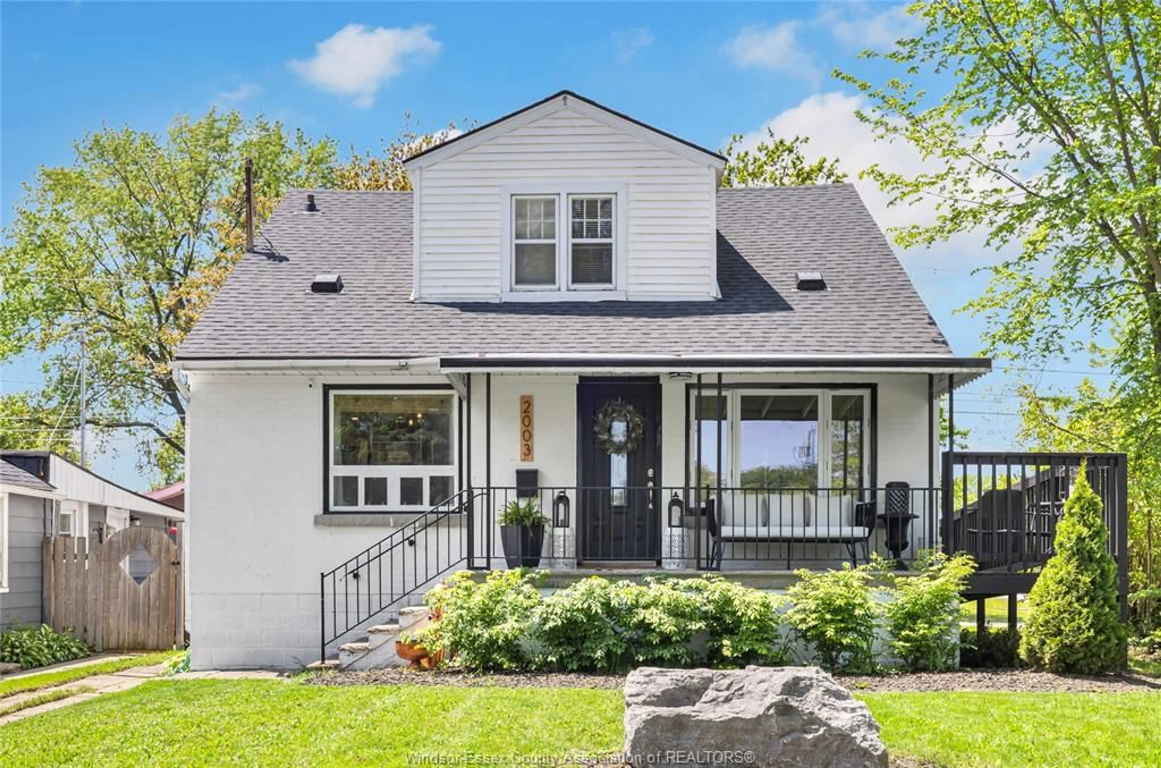 Home with vinyl exterior material, street for 2003 FORD Blvd, Windsor Ontario N8T 2E6