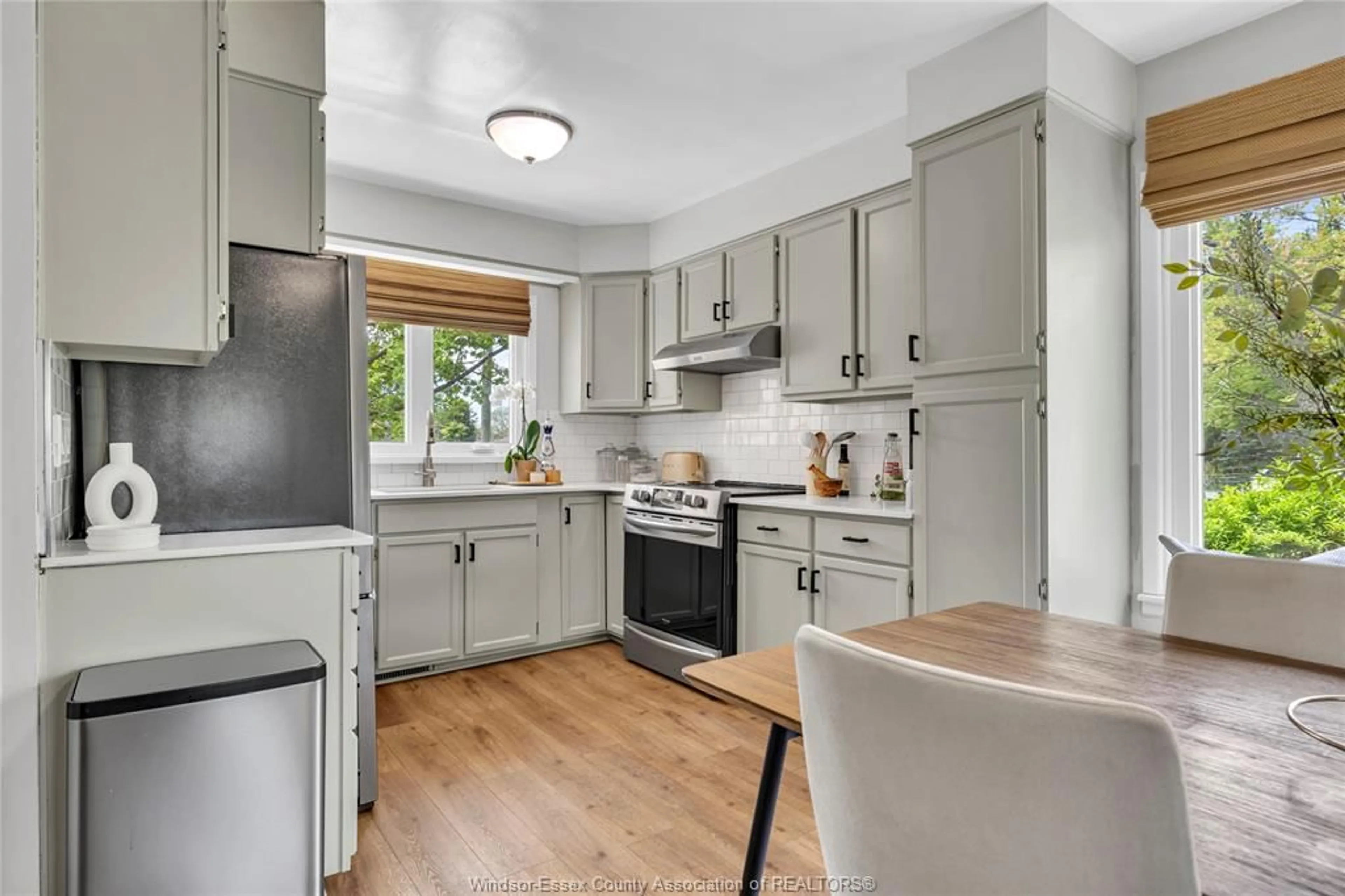 Open concept kitchen, ceramic/tile floor for 2003 FORD Blvd, Windsor Ontario N8T 2E6