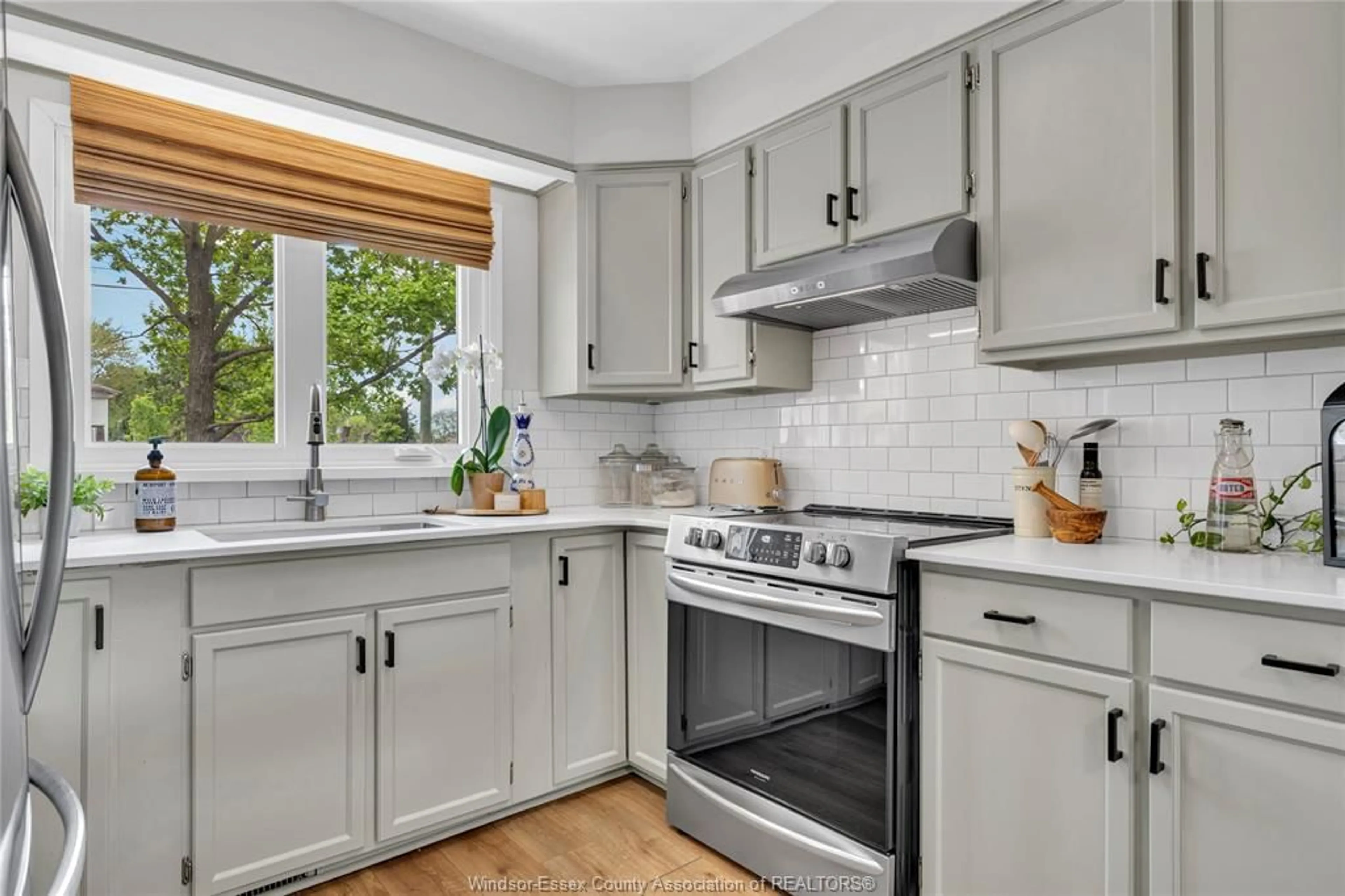 Open concept kitchen, ceramic/tile floor for 2003 FORD Blvd, Windsor Ontario N8T 2E6