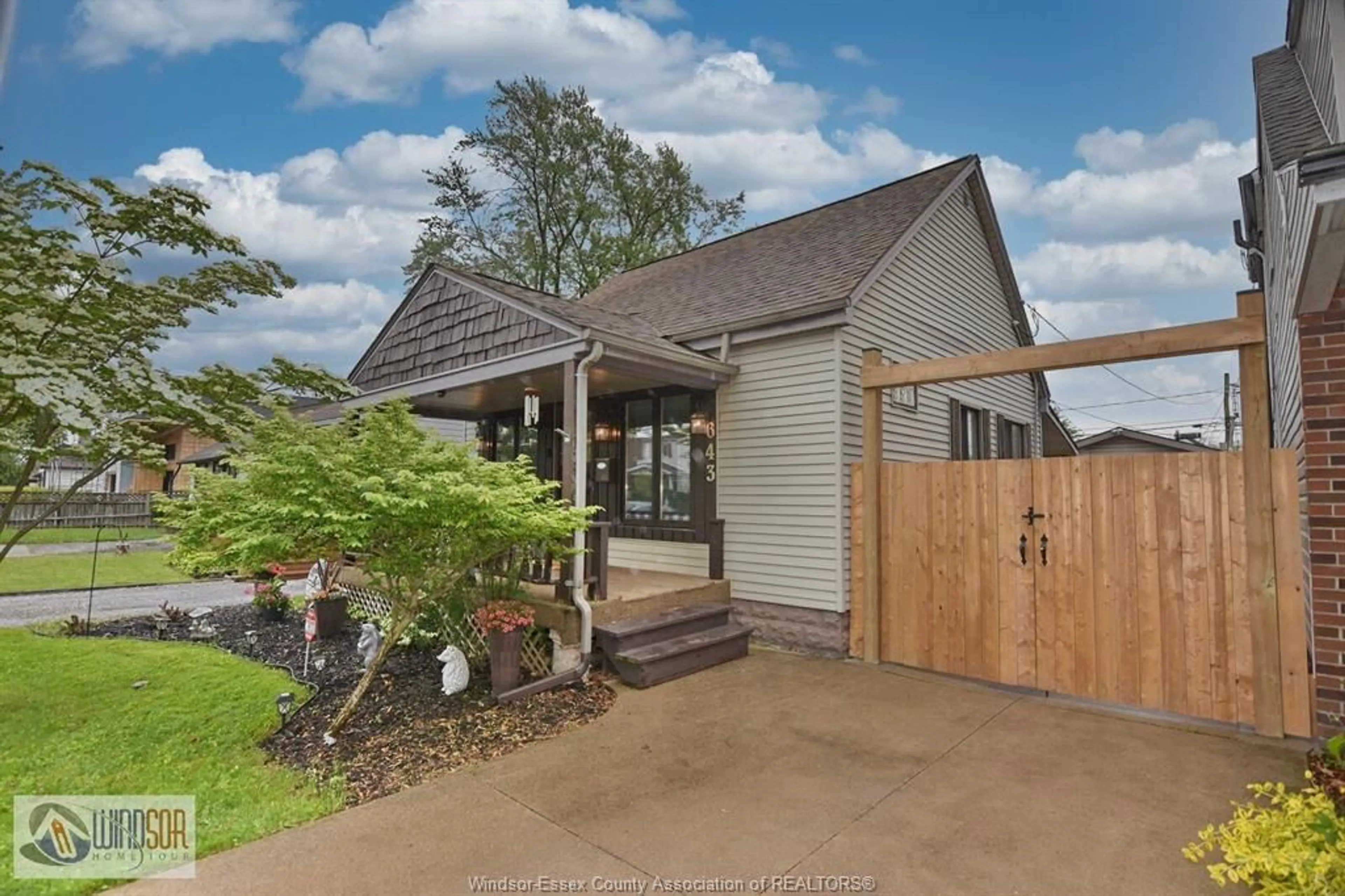 A pic from outside/outdoor area/front of a property/back of a property/a pic from drone, unknown for 643 ALEXANDRINE St, Windsor Ontario N8X 3C1