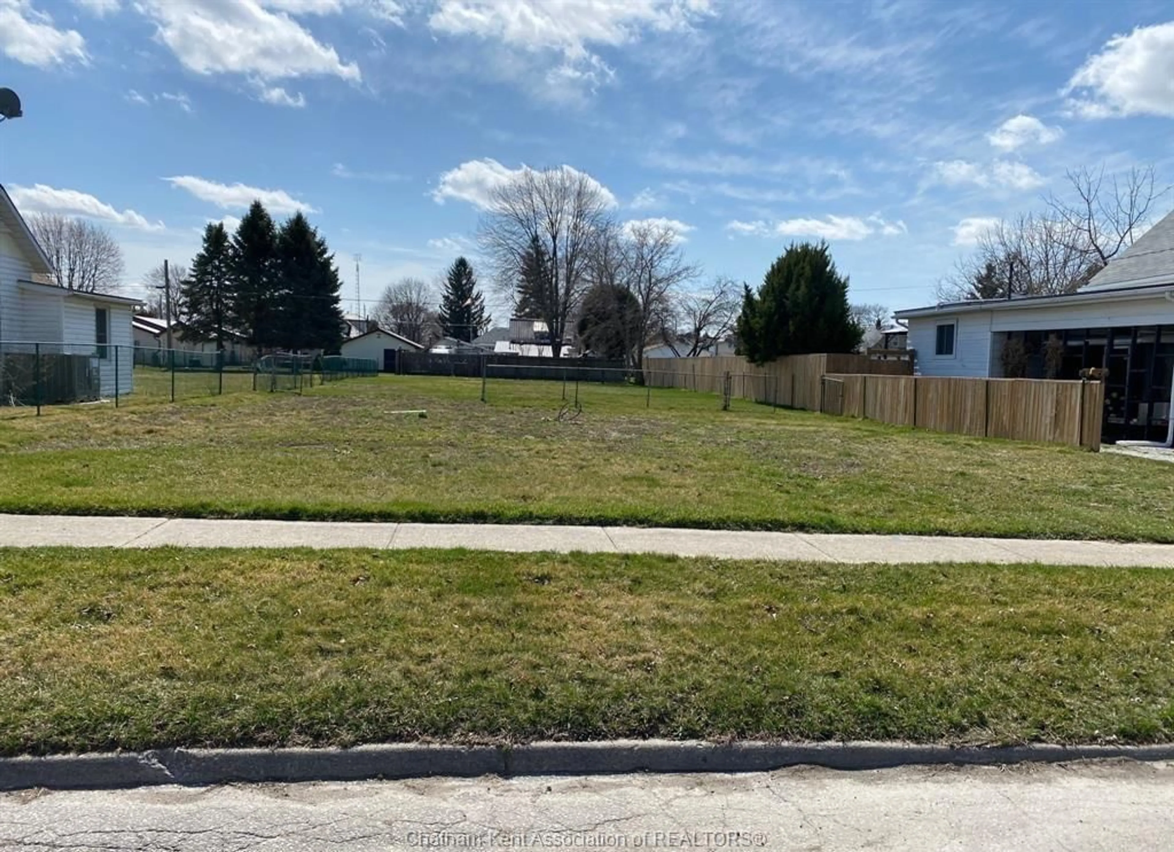 A pic from outside/outdoor area/front of a property/back of a property/a pic from drone, street for 1123 ELGIN St, Wallaceburg Ontario N8A 3E5