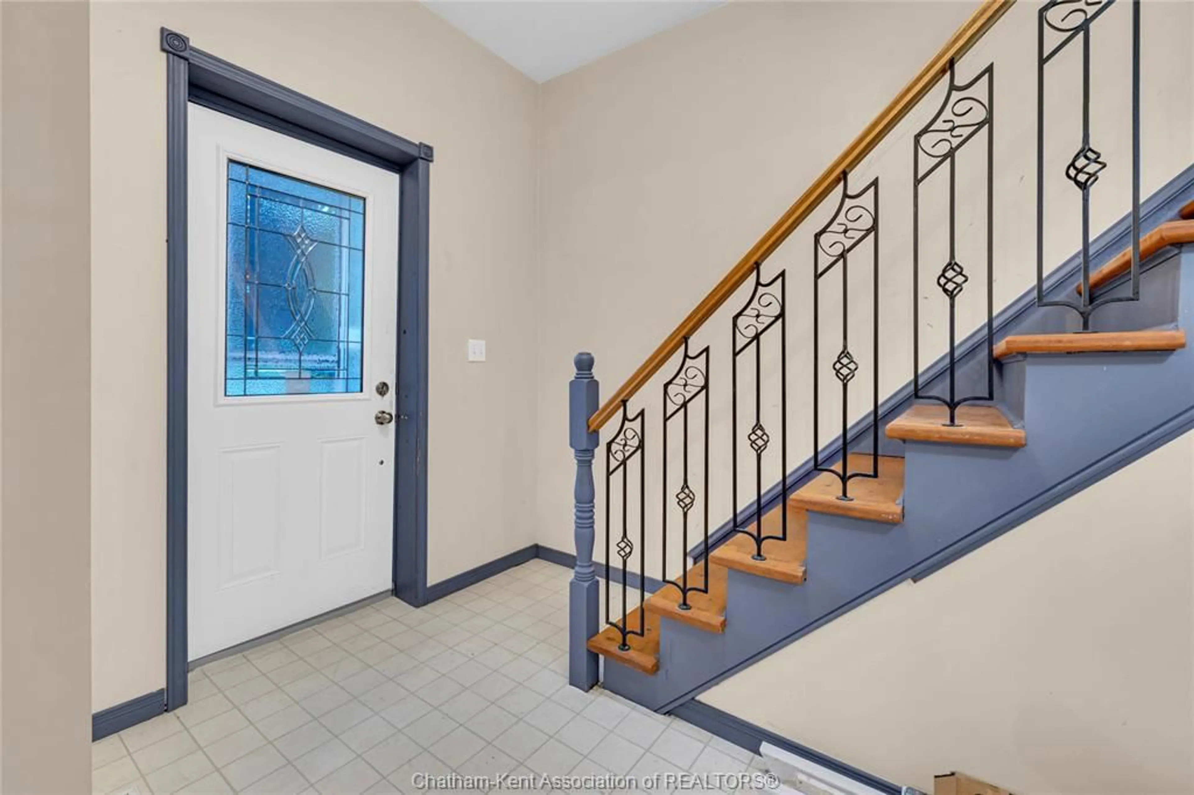 Indoor foyer for 25 VICTORIA Ave, Ridgetown Ontario N0P 2C0