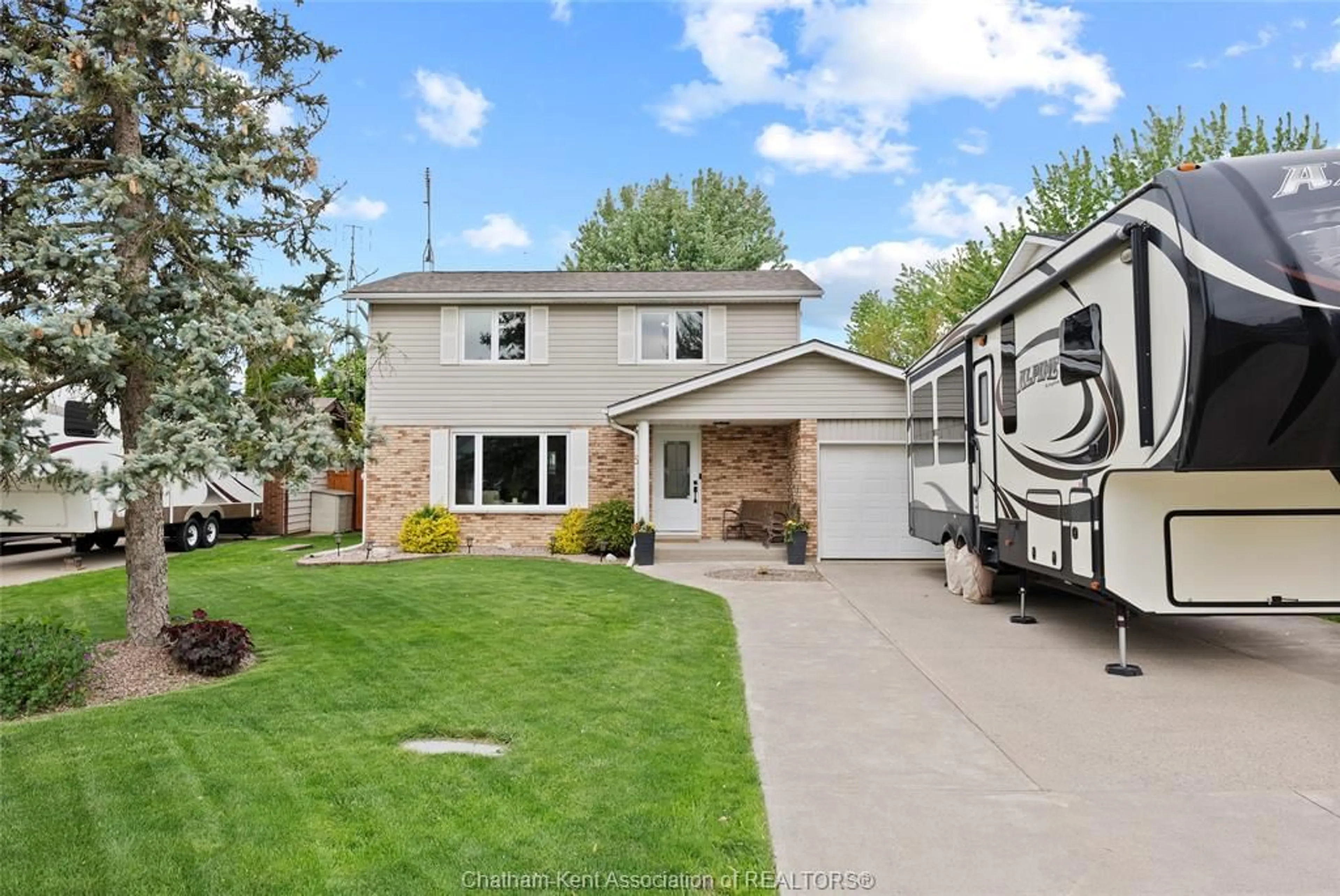 Home with vinyl exterior material, street for 5 ATHLONE Rd, Tilbury Ontario N0P 2L0