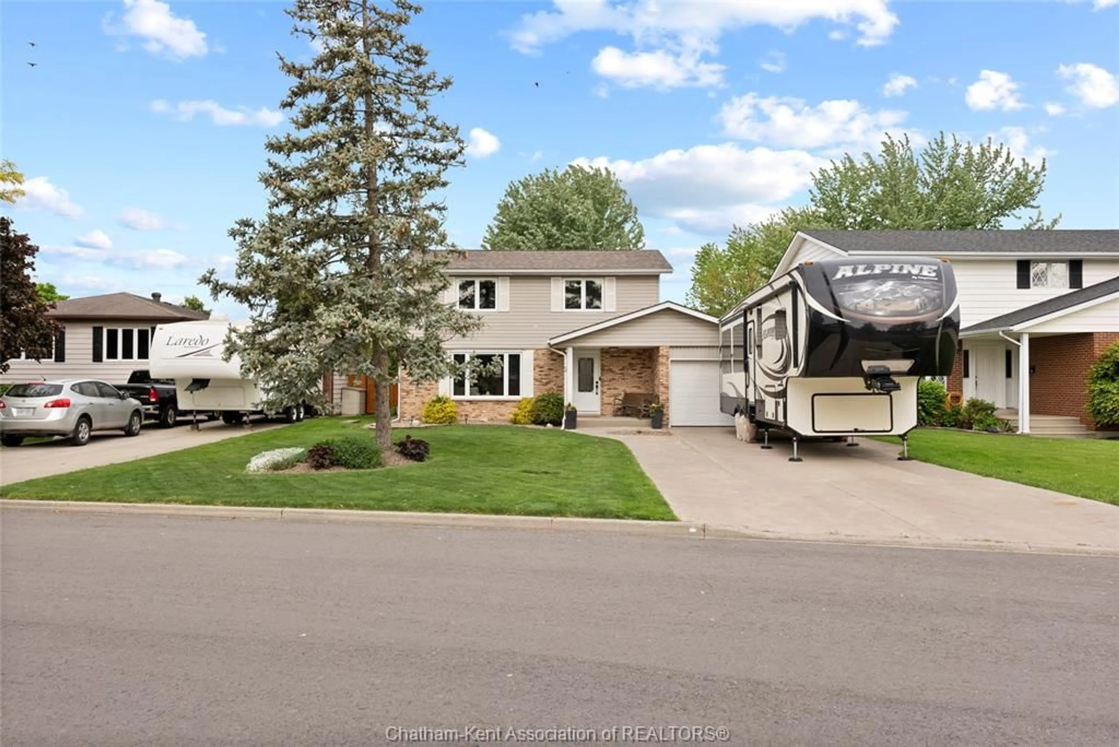 Home with vinyl exterior material, street for 5 ATHLONE Rd, Tilbury Ontario N0P 2L0