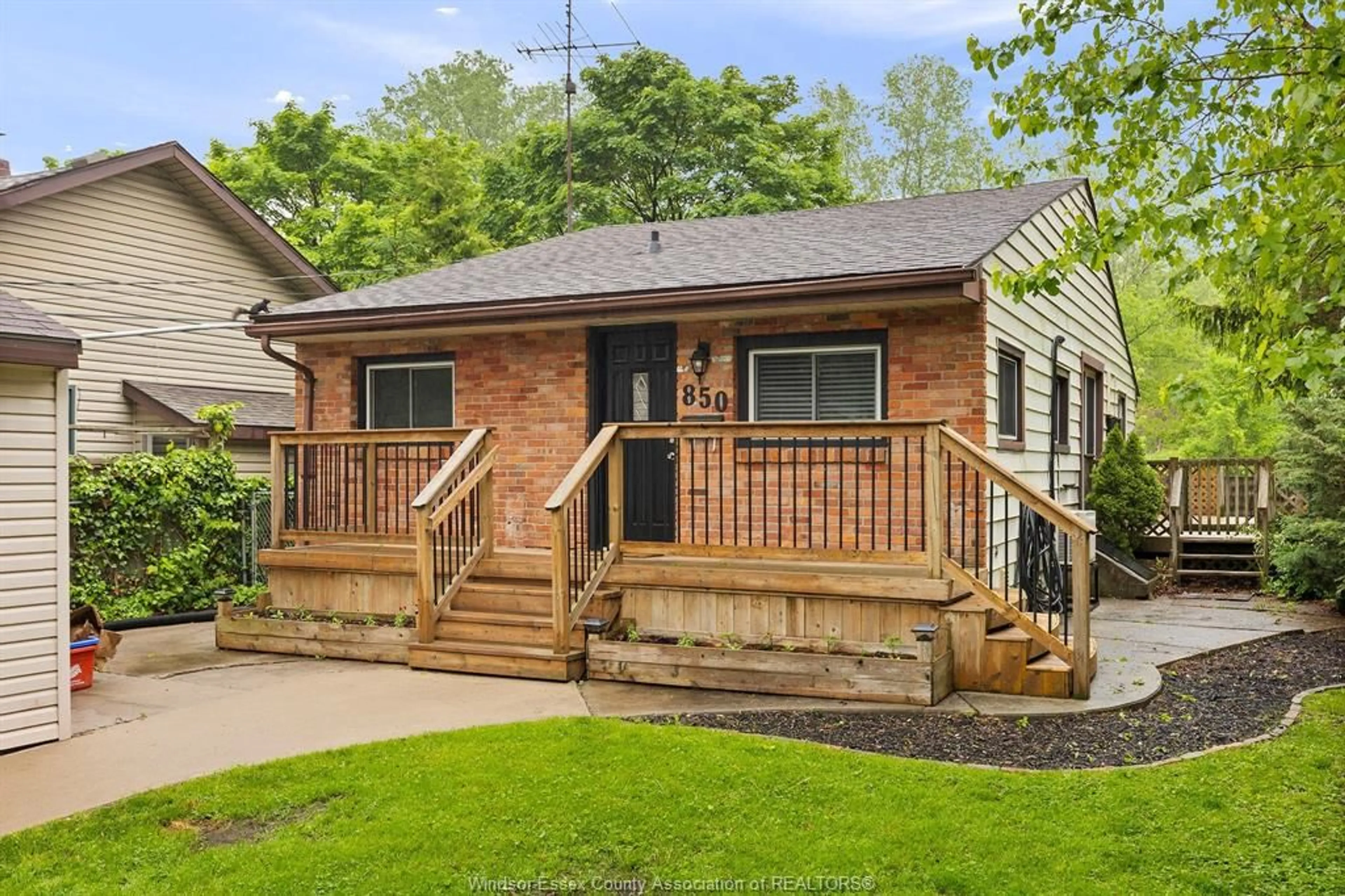 Patio, street for 850 RIVERDALE Ave, Windsor Ontario N8S 4C1