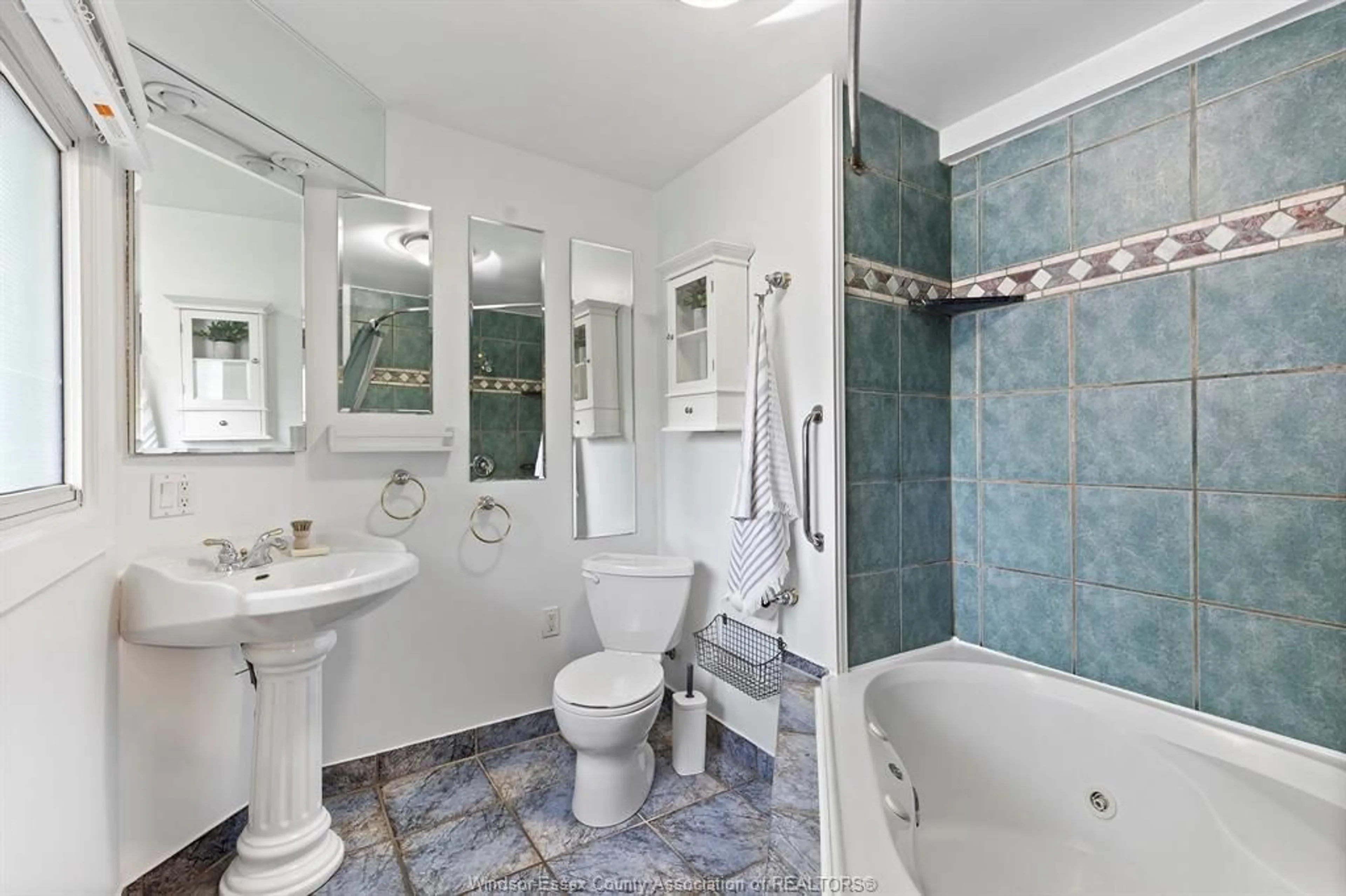 Standard bathroom, ceramic/tile floor for 850 RIVERDALE Ave, Windsor Ontario N8S 4C1
