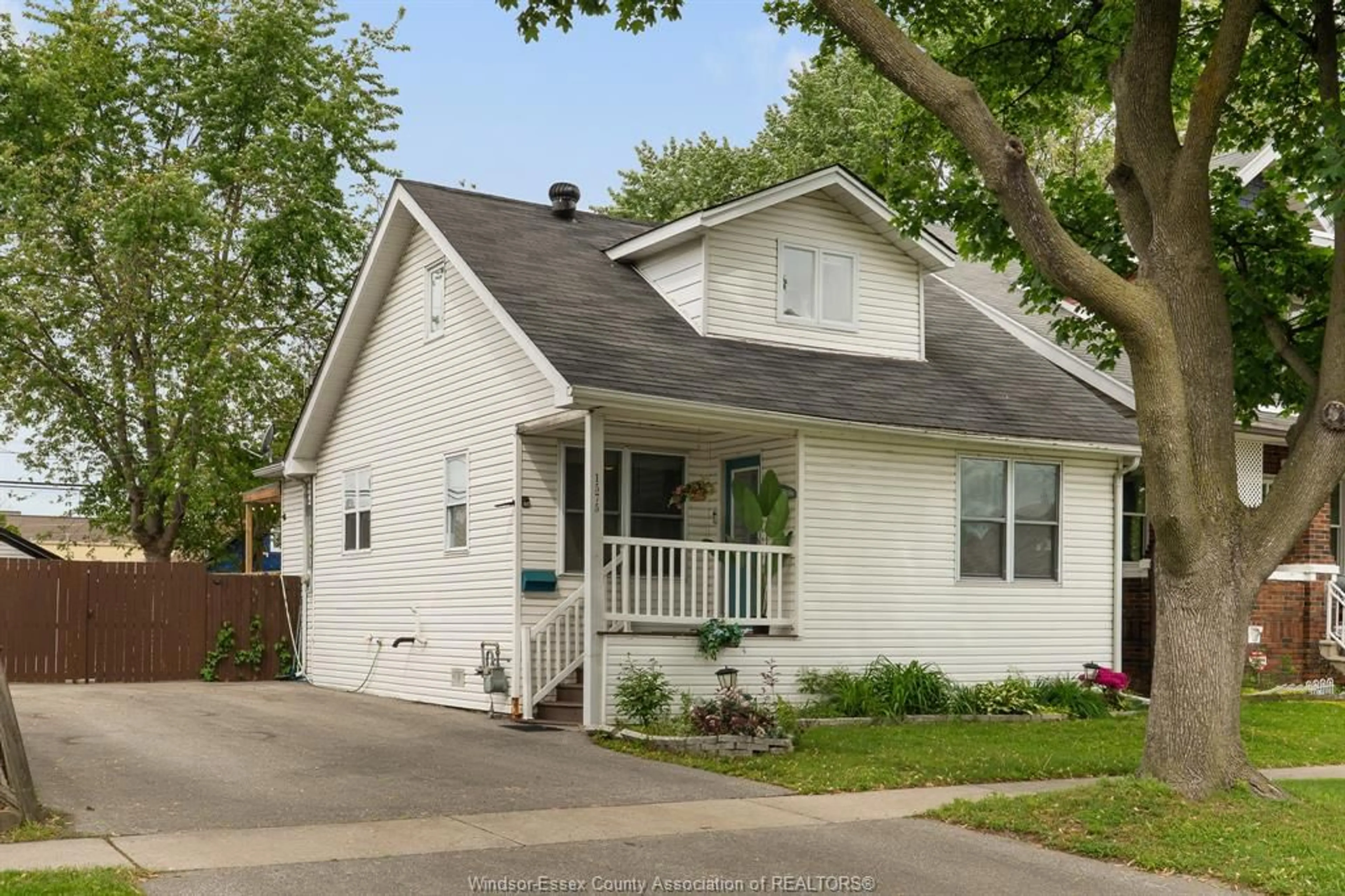 Home with vinyl exterior material, street for 1575 ALBERT, Windsor Ontario N8Y 3R3