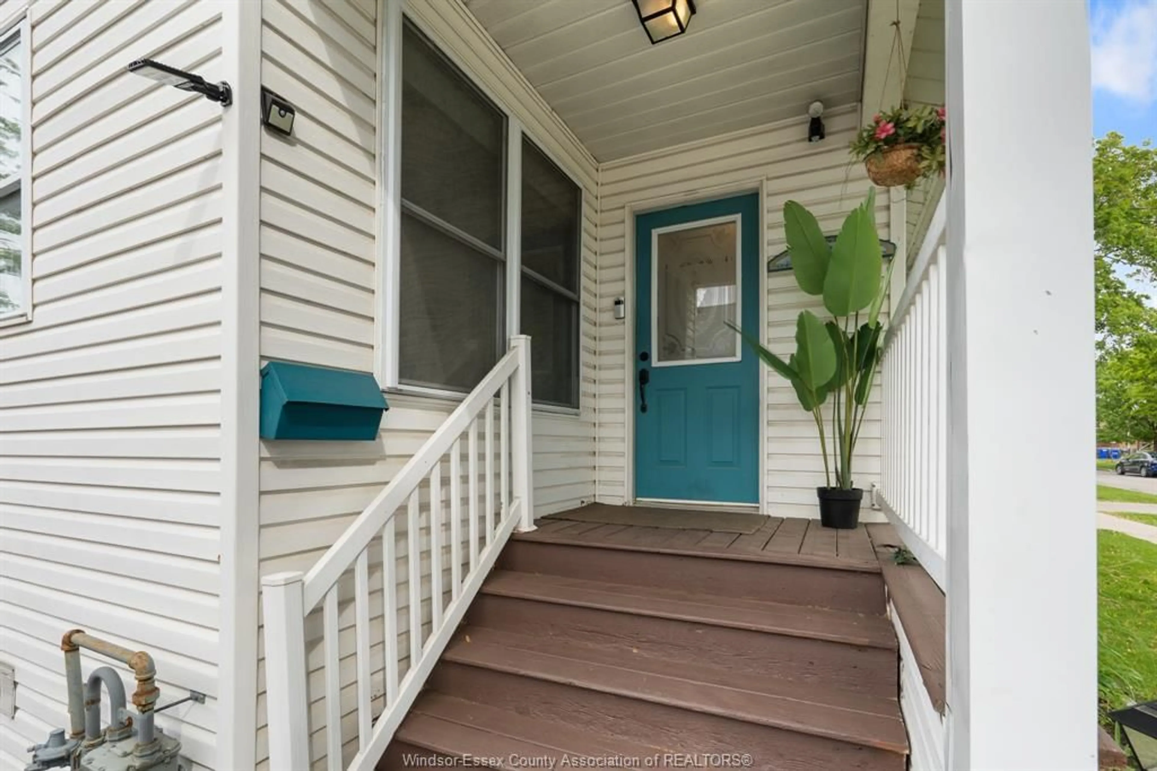 Indoor entryway for 1575 ALBERT, Windsor Ontario N8Y 3R3