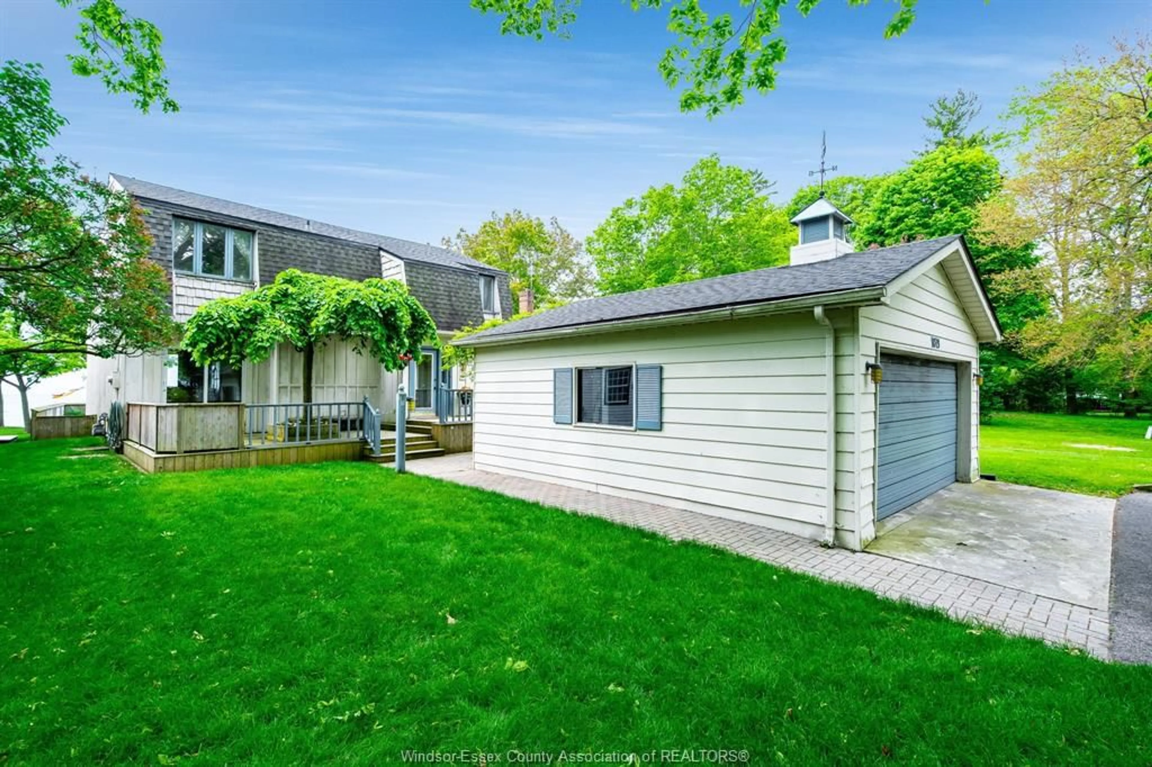 A pic from outside/outdoor area/front of a property/back of a property/a pic from drone, street for 1079 Heritage Rd, Kingsville Ontario N9Y 2E6