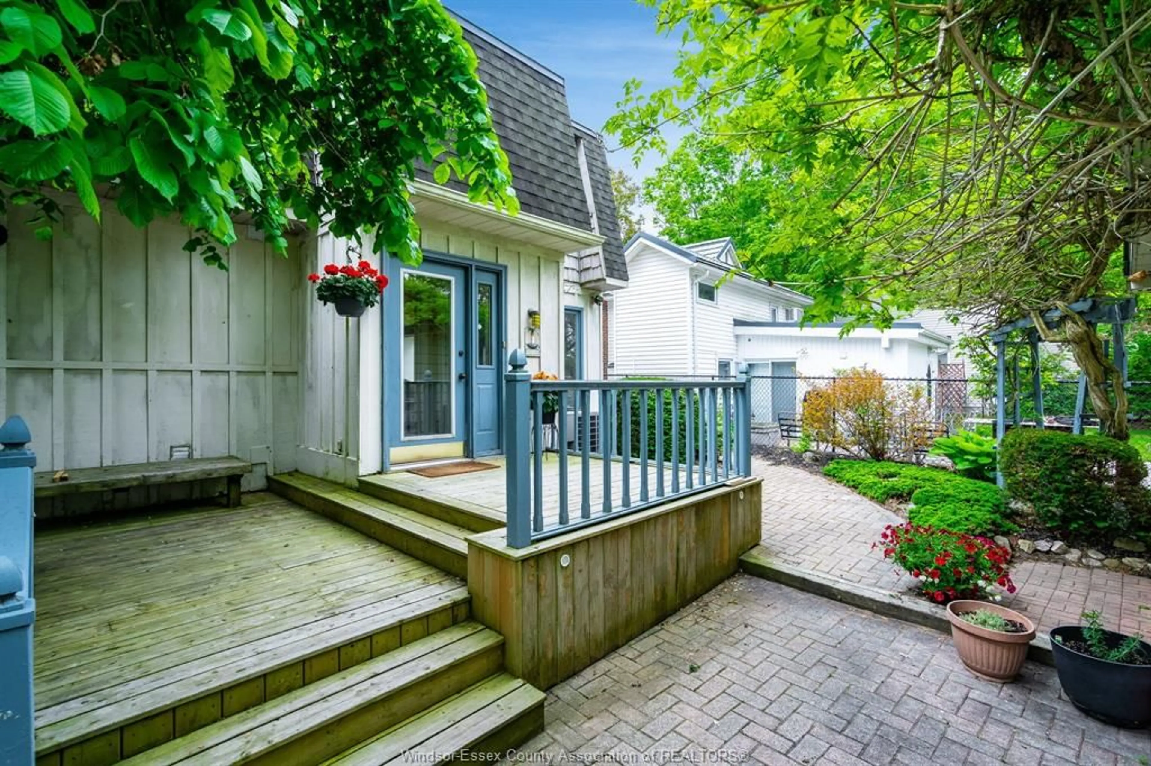 Patio, street for 1079 Heritage Rd, Kingsville Ontario N9Y 2E6