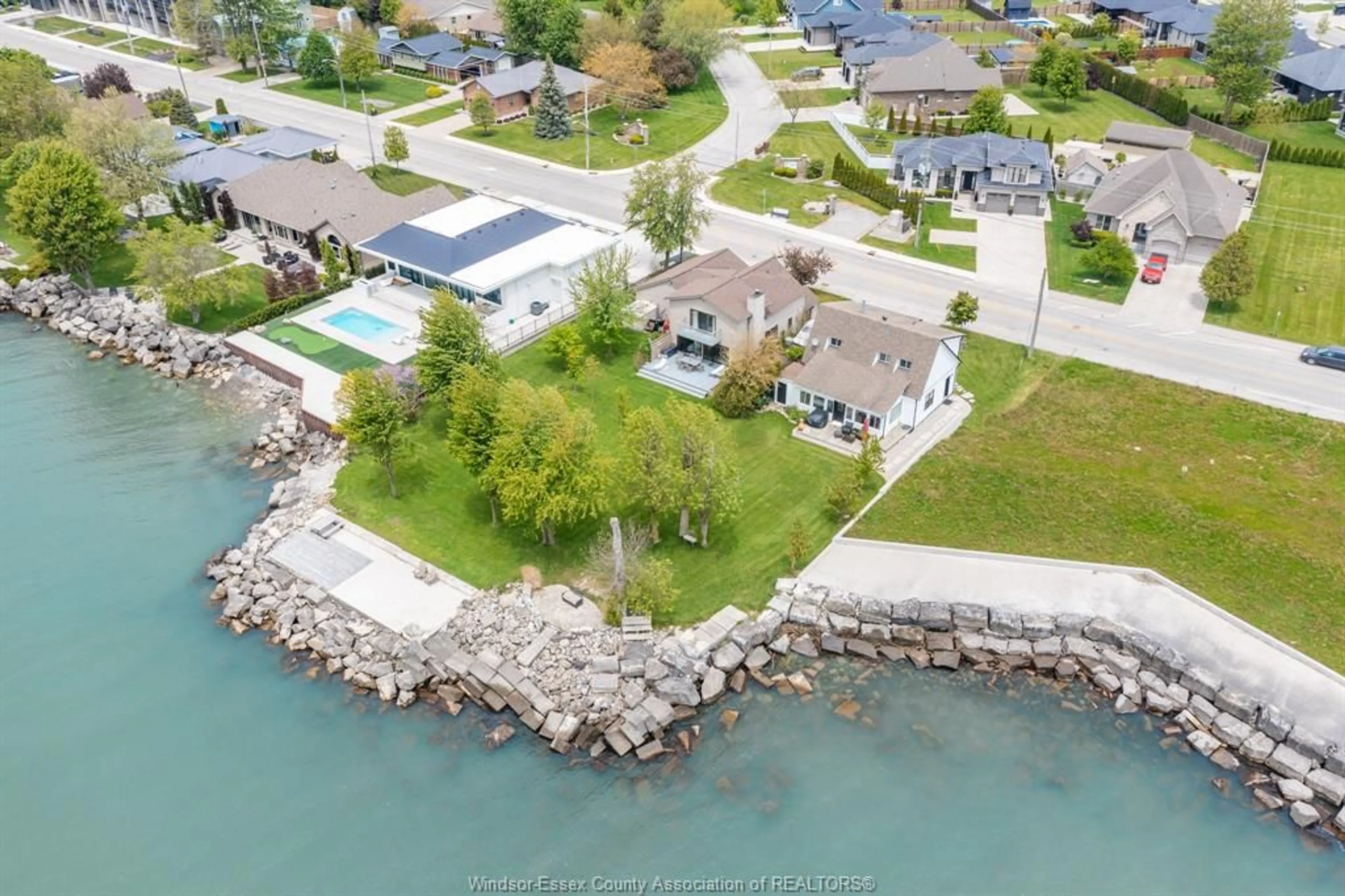 A pic from outside/outdoor area/front of a property/back of a property/a pic from drone, water/lake/river/ocean view for 198 ROBSON, Leamington Ontario N8H 5R1