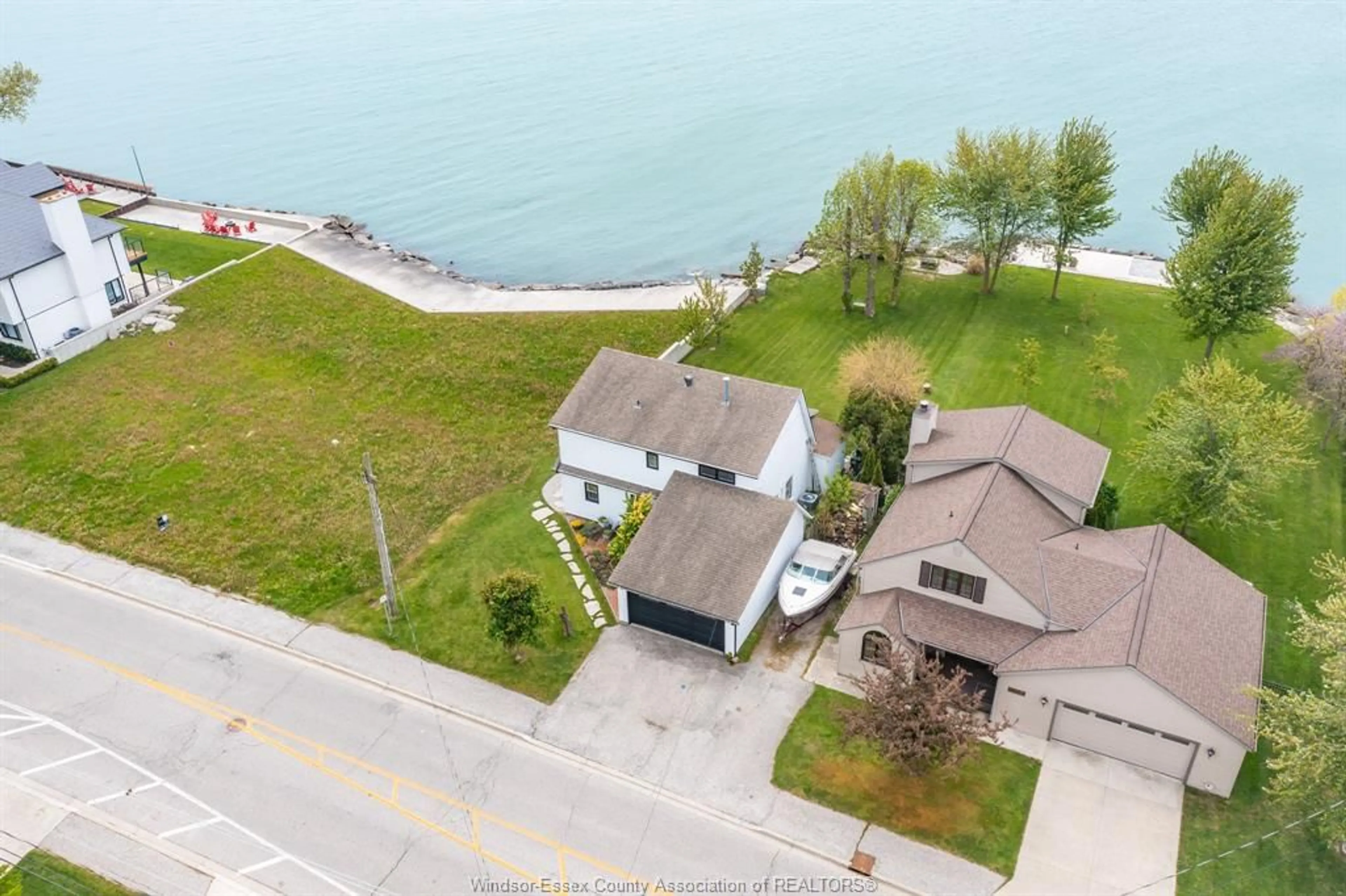 A pic from outside/outdoor area/front of a property/back of a property/a pic from drone, water/lake/river/ocean view for 198 ROBSON, Leamington Ontario N8H 5R1